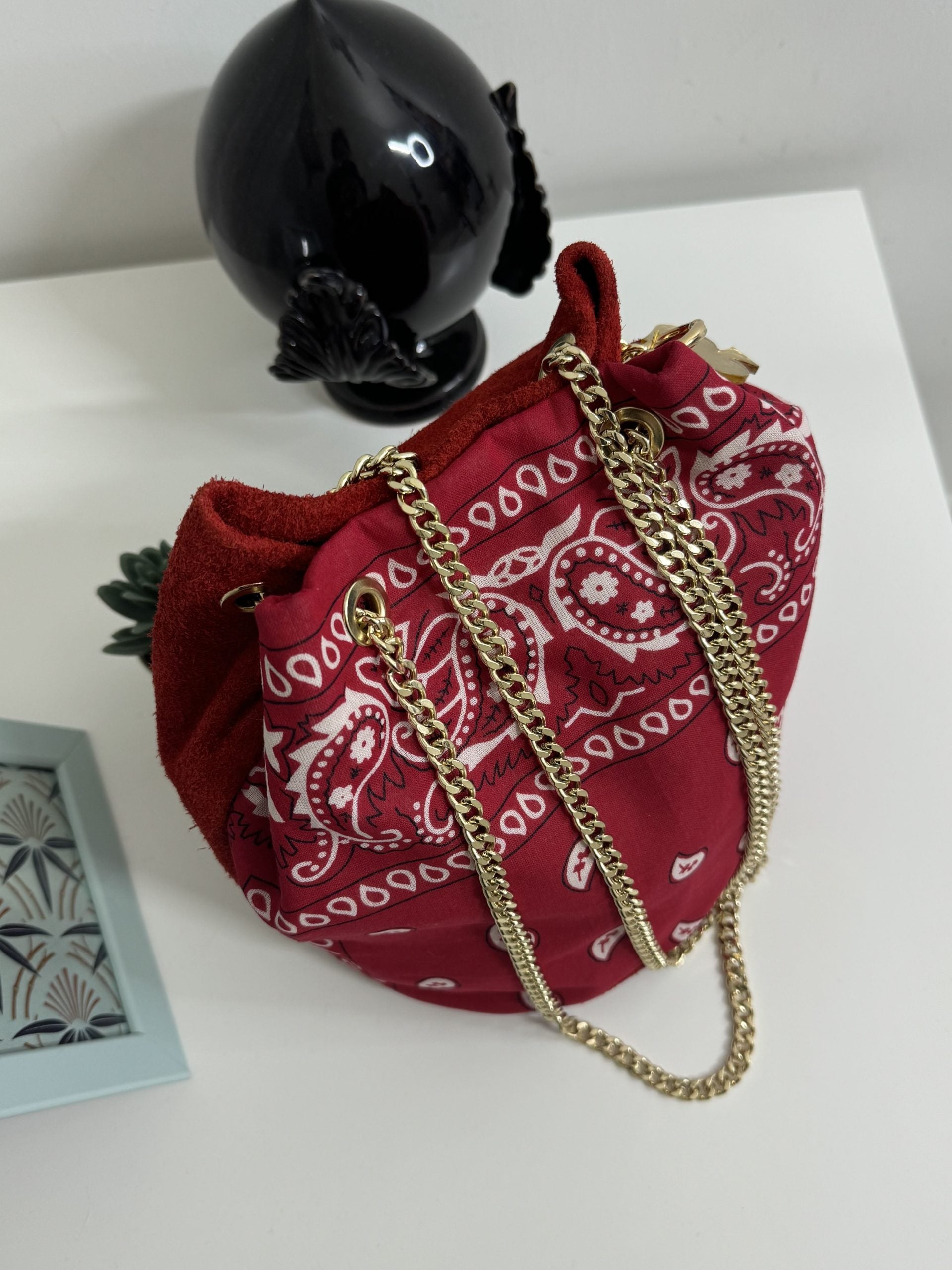 Borsa a secchiello motivo bandana in camoscio