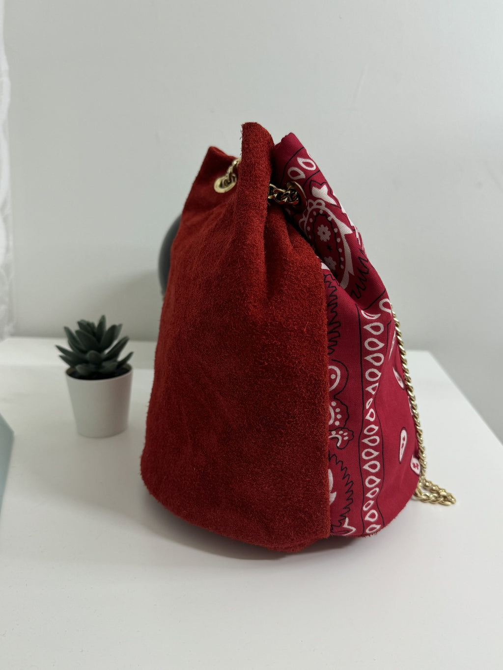 Borsa a secchiello motivo bandana in camoscio
