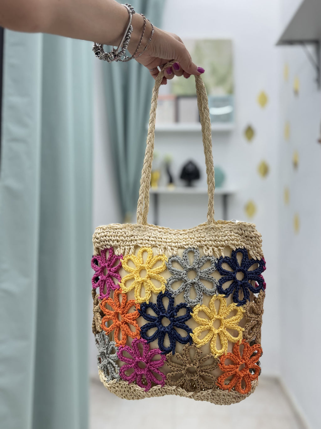 Borsa a spalla in rafia a uncinetto con motivi floreali – foderata con chiusura a zip
