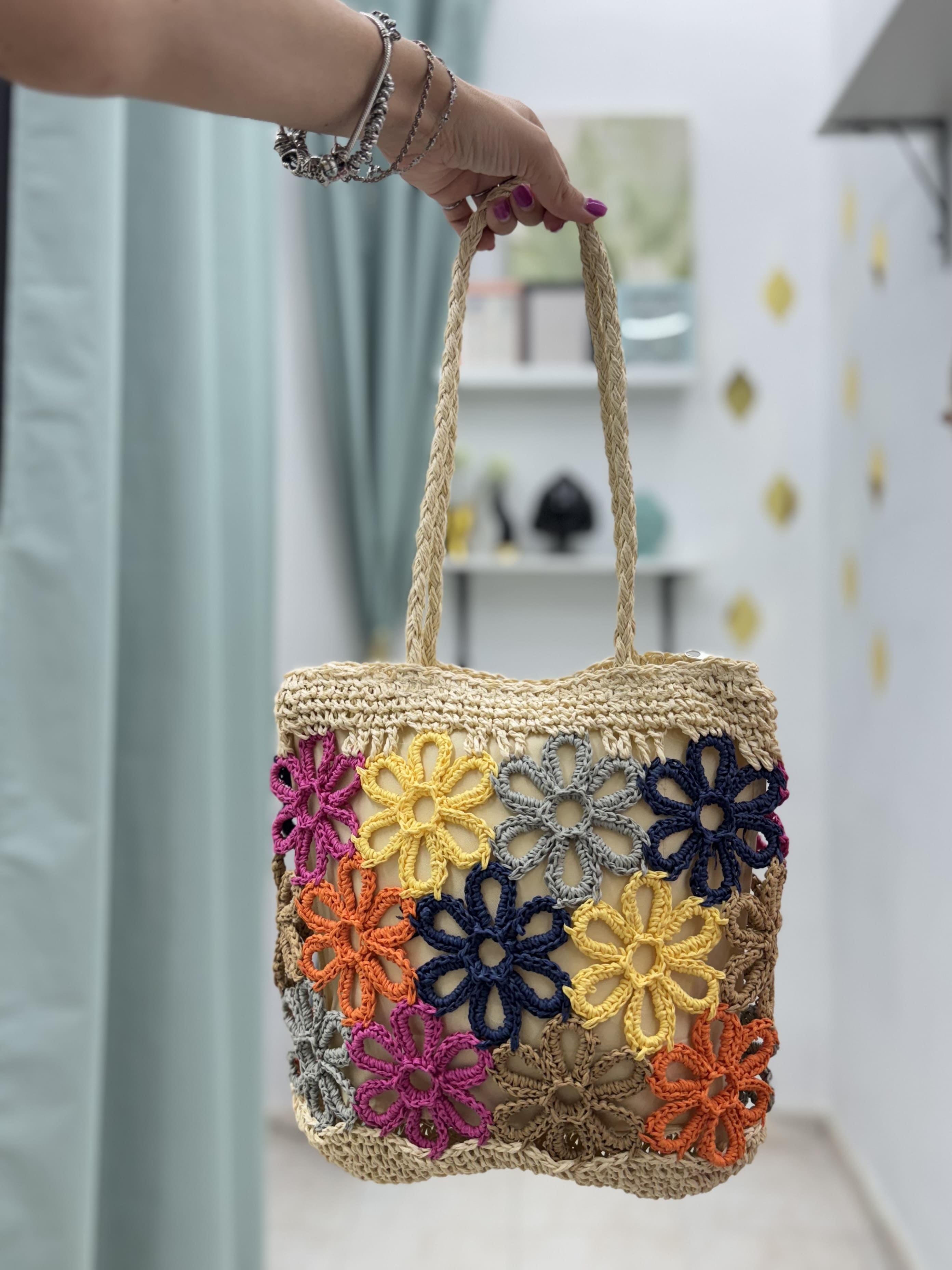 Borsa a spalla in rafia a uncinetto con motivi floreali – foderata con chiusura a zip