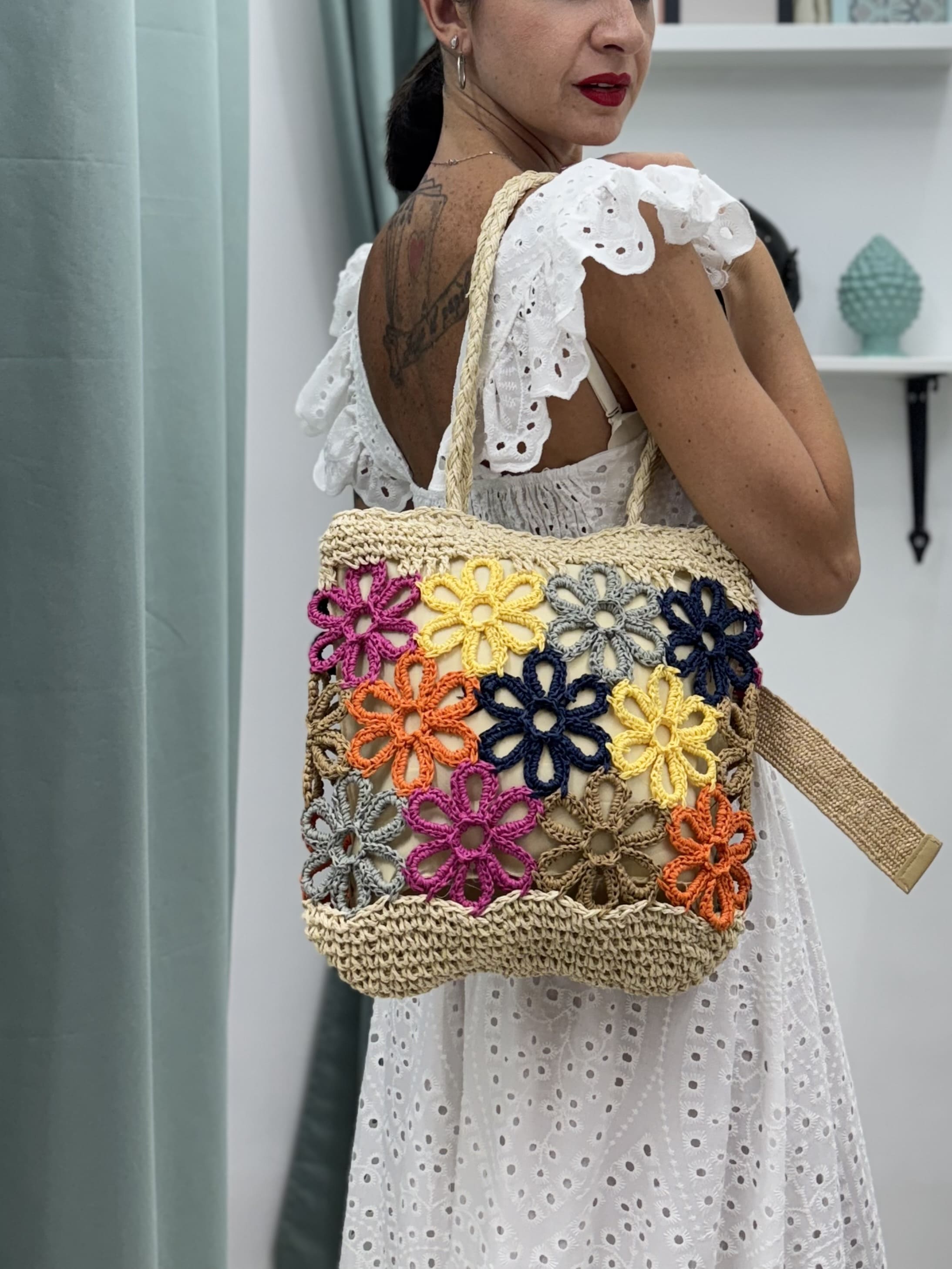 Borsa a spalla in rafia a uncinetto con motivi floreali – foderata con chiusura a zip