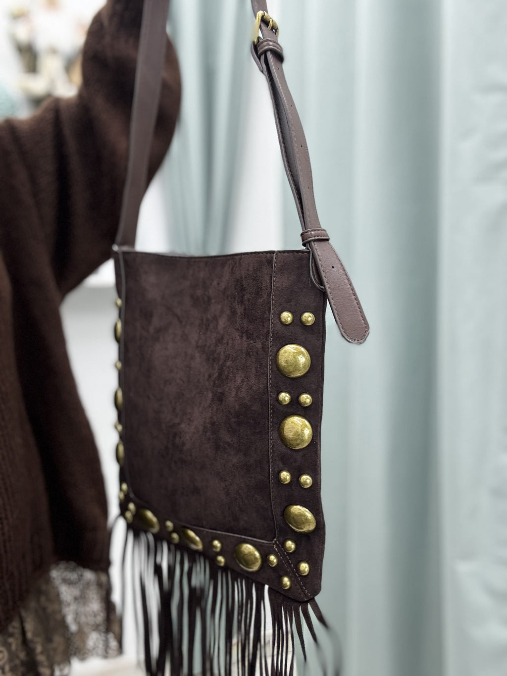 Borsa a spalla con frange e  tracolla regolabile in similpelle e Alcantara