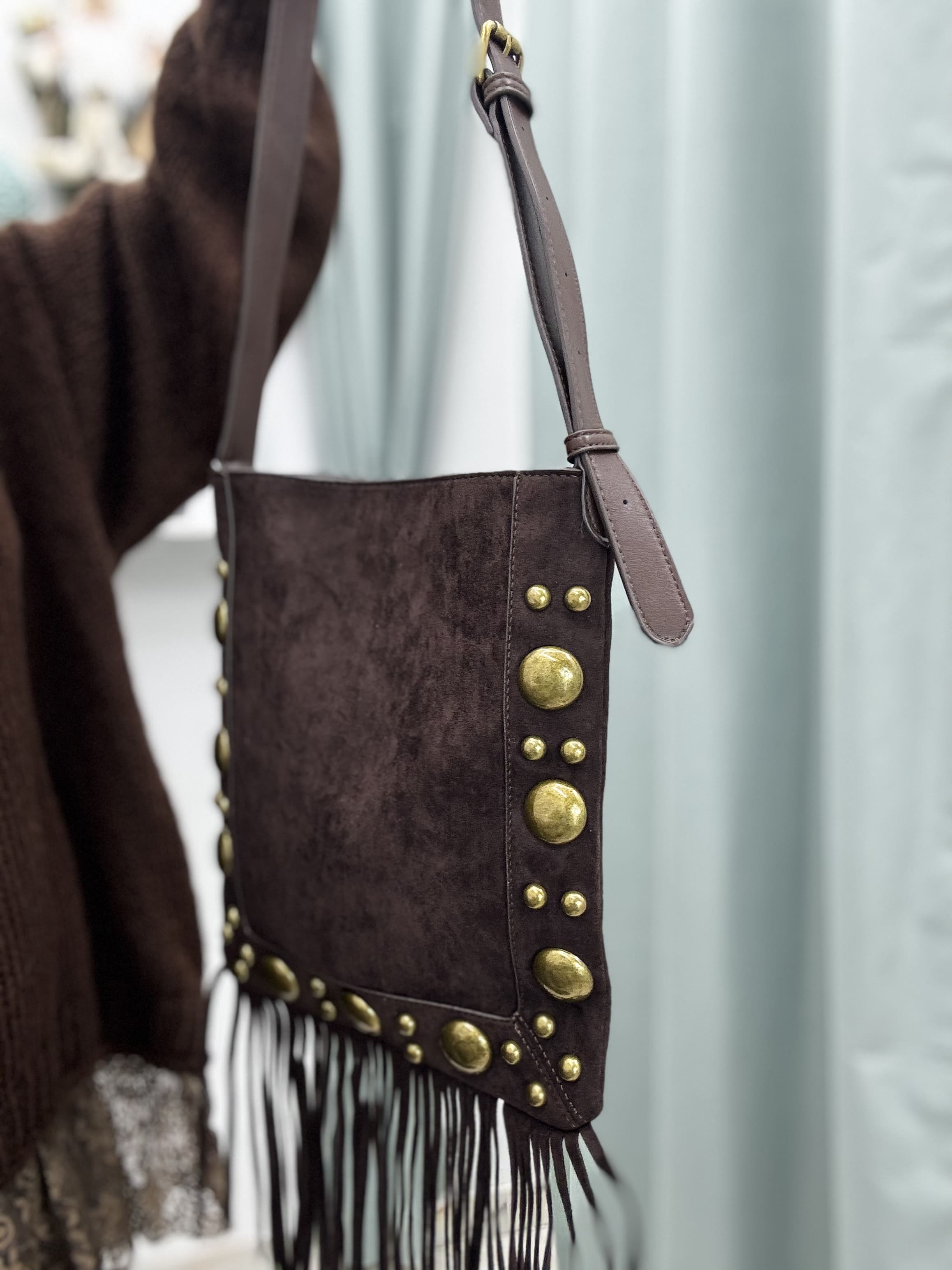 Borsa a spalla con frange e  tracolla regolabile in similpelle e Alcantara