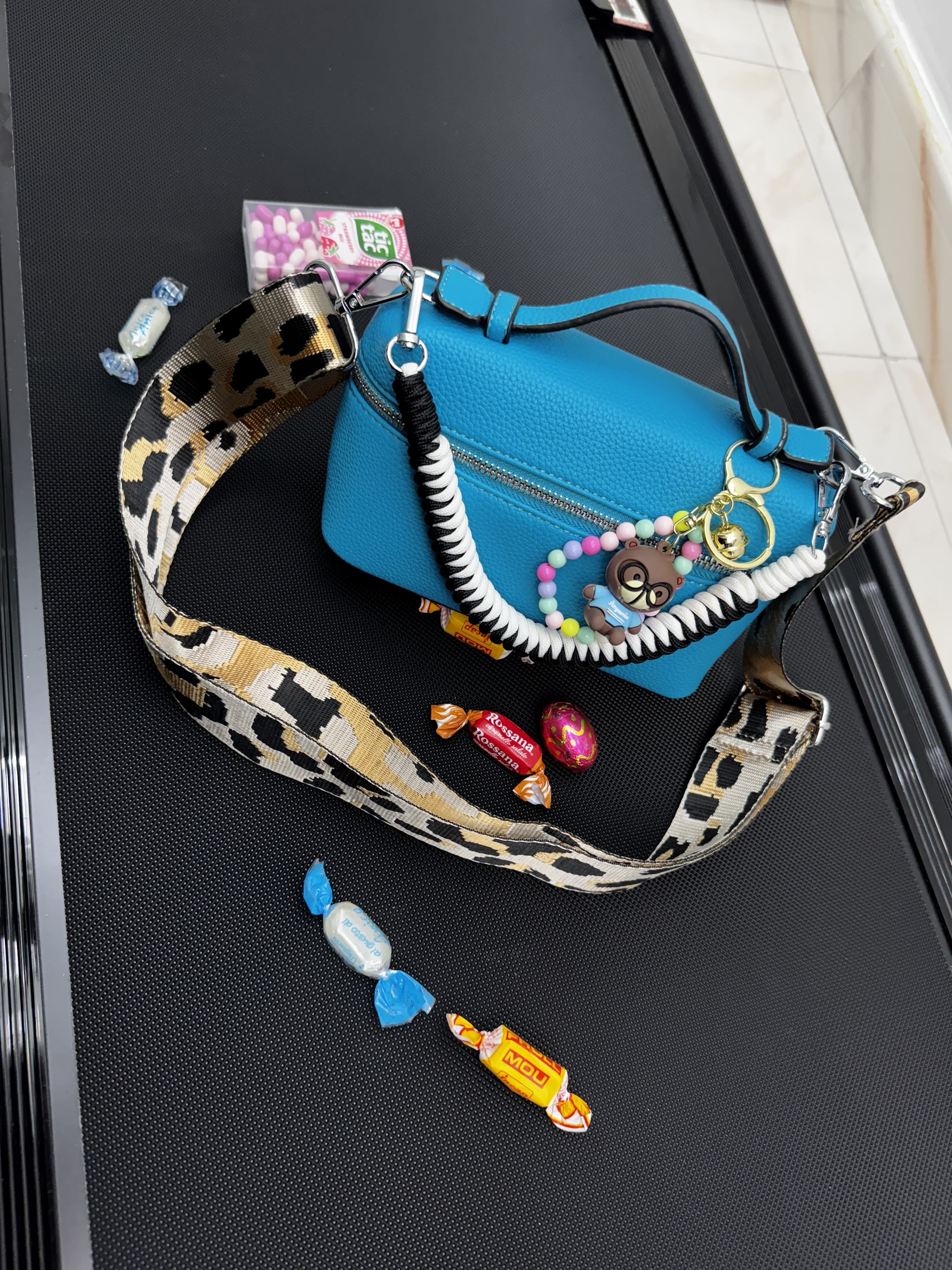 Borsa con tracolla maculata in stoffa e charme