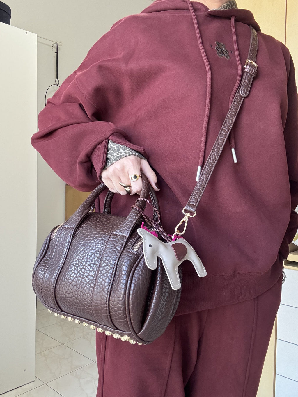 Borsa a Tracolla Media in Similpelle Martellata Top Quality – Eleganza e Funzionalità in un Unico Accessorio