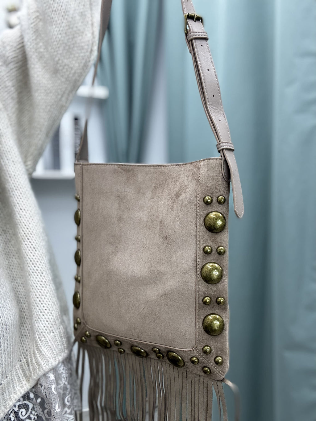 Borsa a spalla con frange e  tracolla regolabile in similpelle e Alcantara