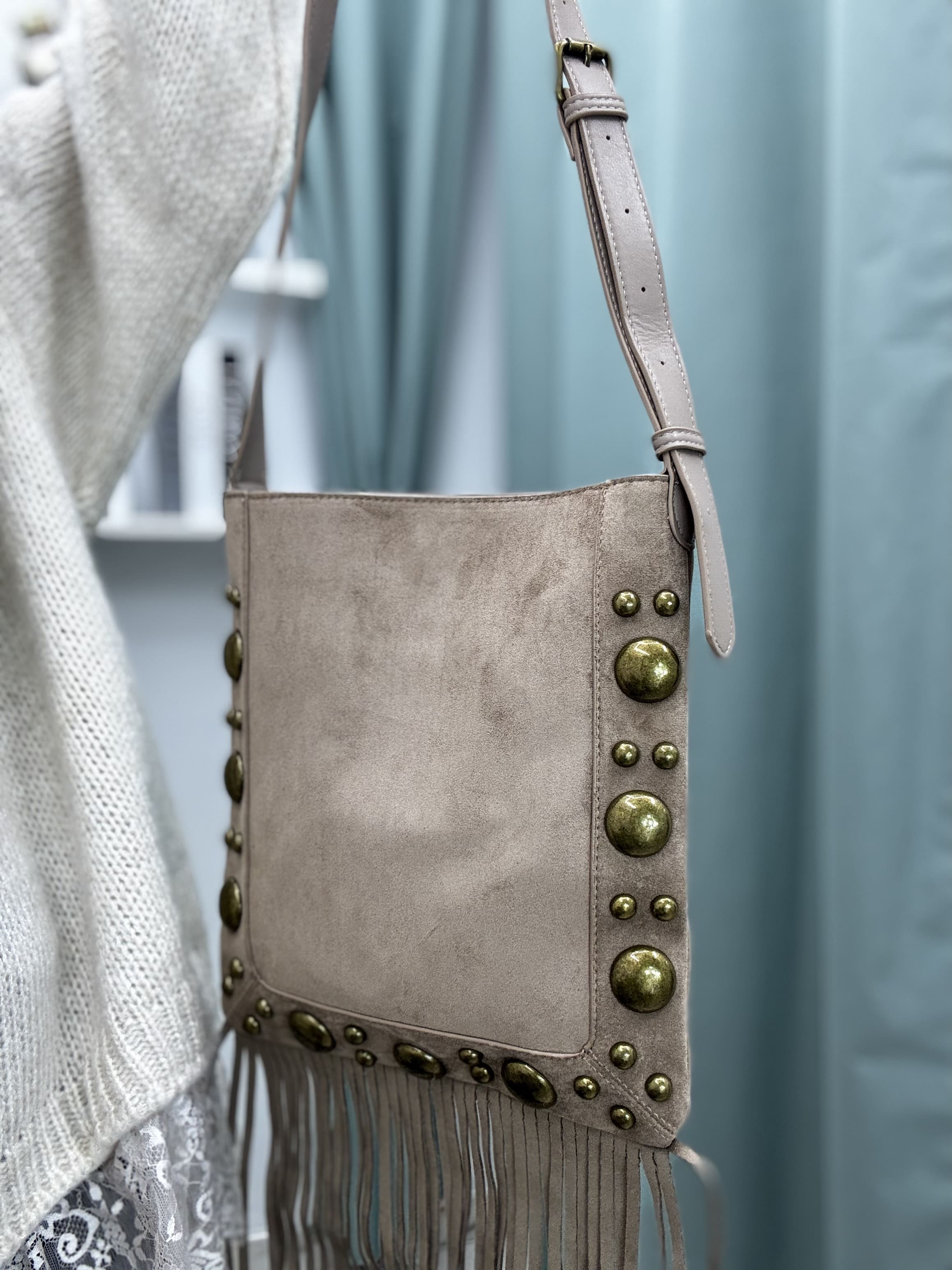 Borsa a spalla con frange e  tracolla regolabile in similpelle e Alcantara