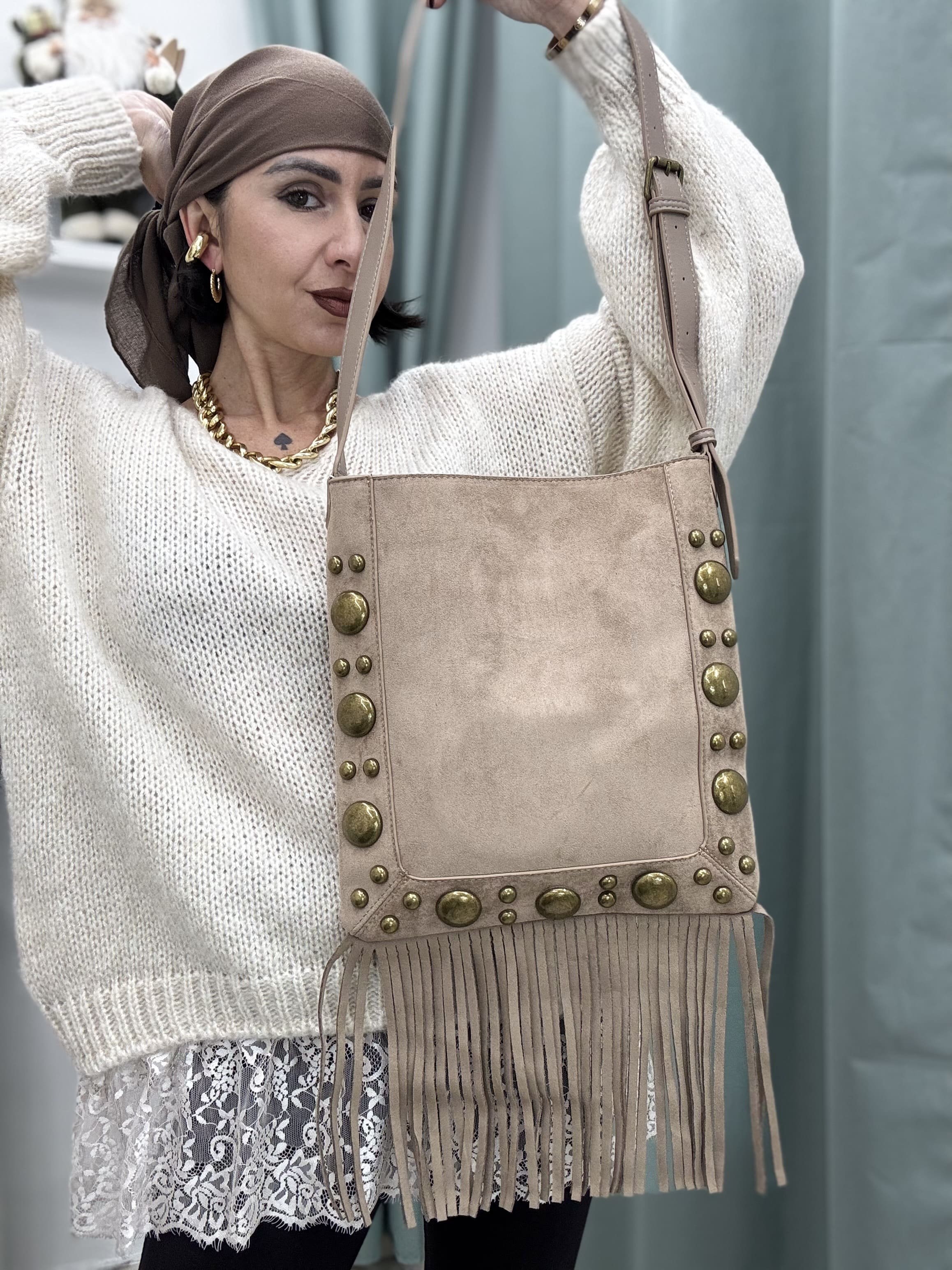 Borsa a spalla con frange e  tracolla regolabile in similpelle e Alcantara