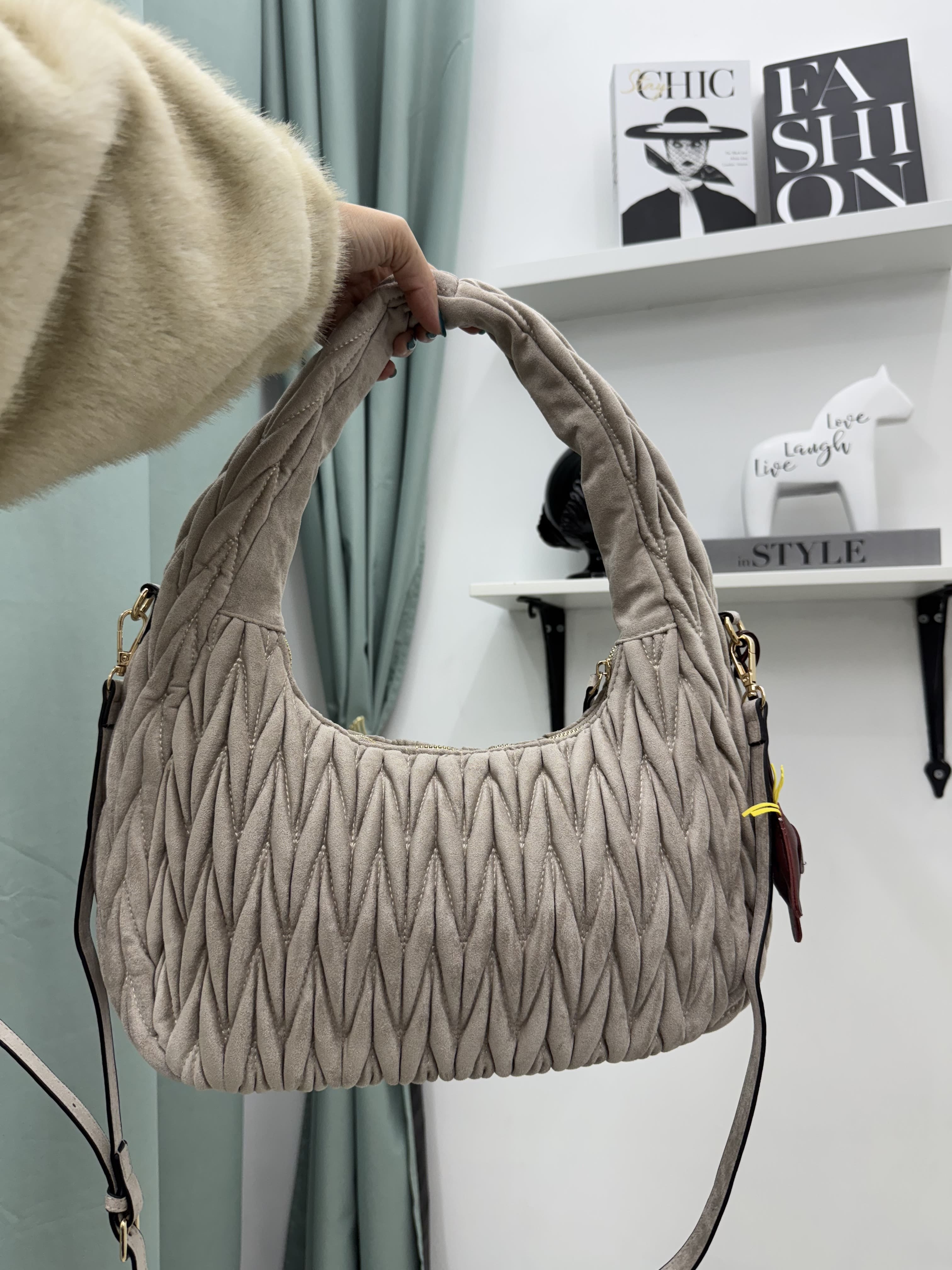 Borsa Tote in Alcantara "Wander" (Beige)– Tracolla Regolabile e Foderata Internamente