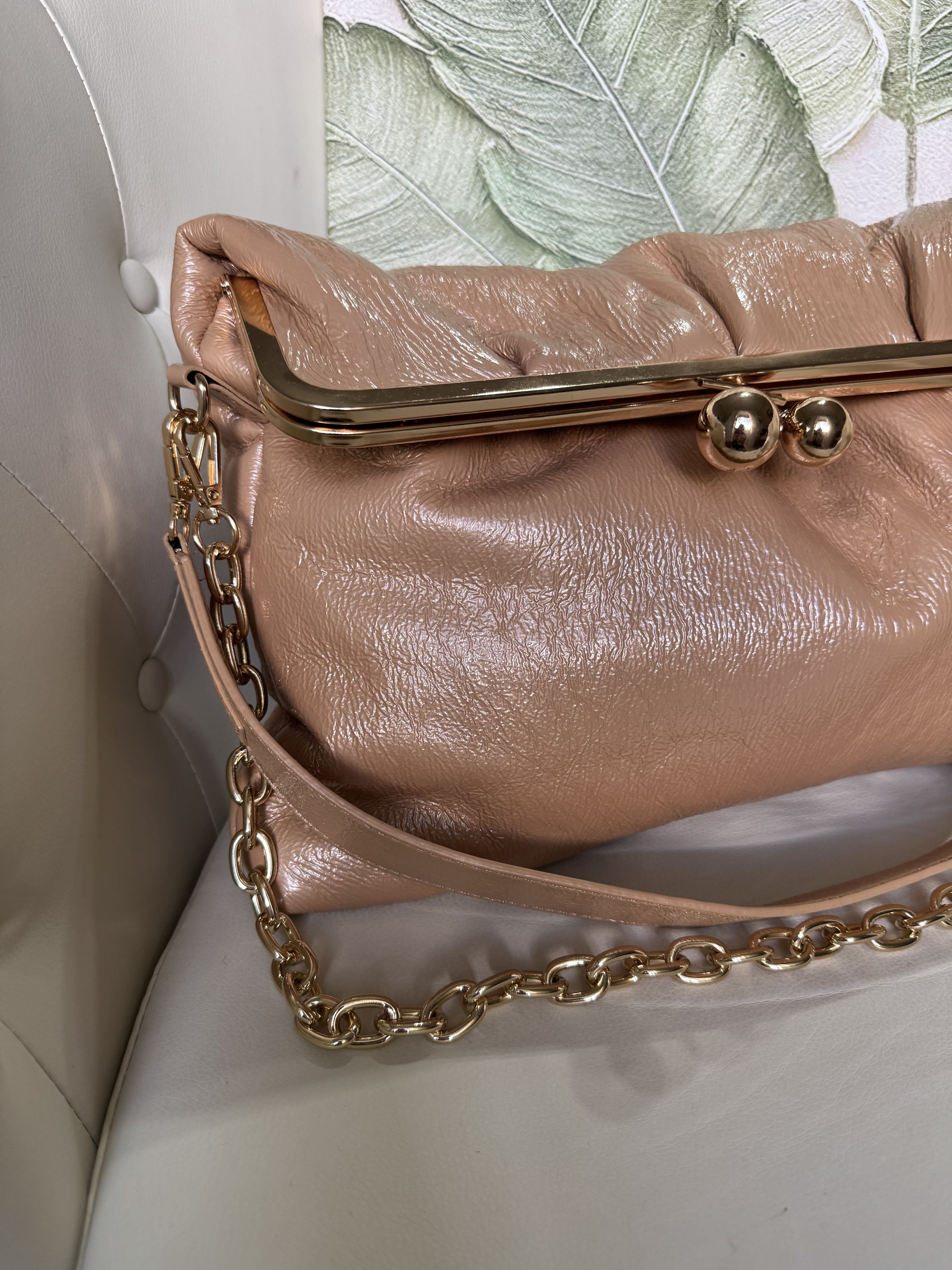 Clutch Vernice Beige con Rifiniture Oro
