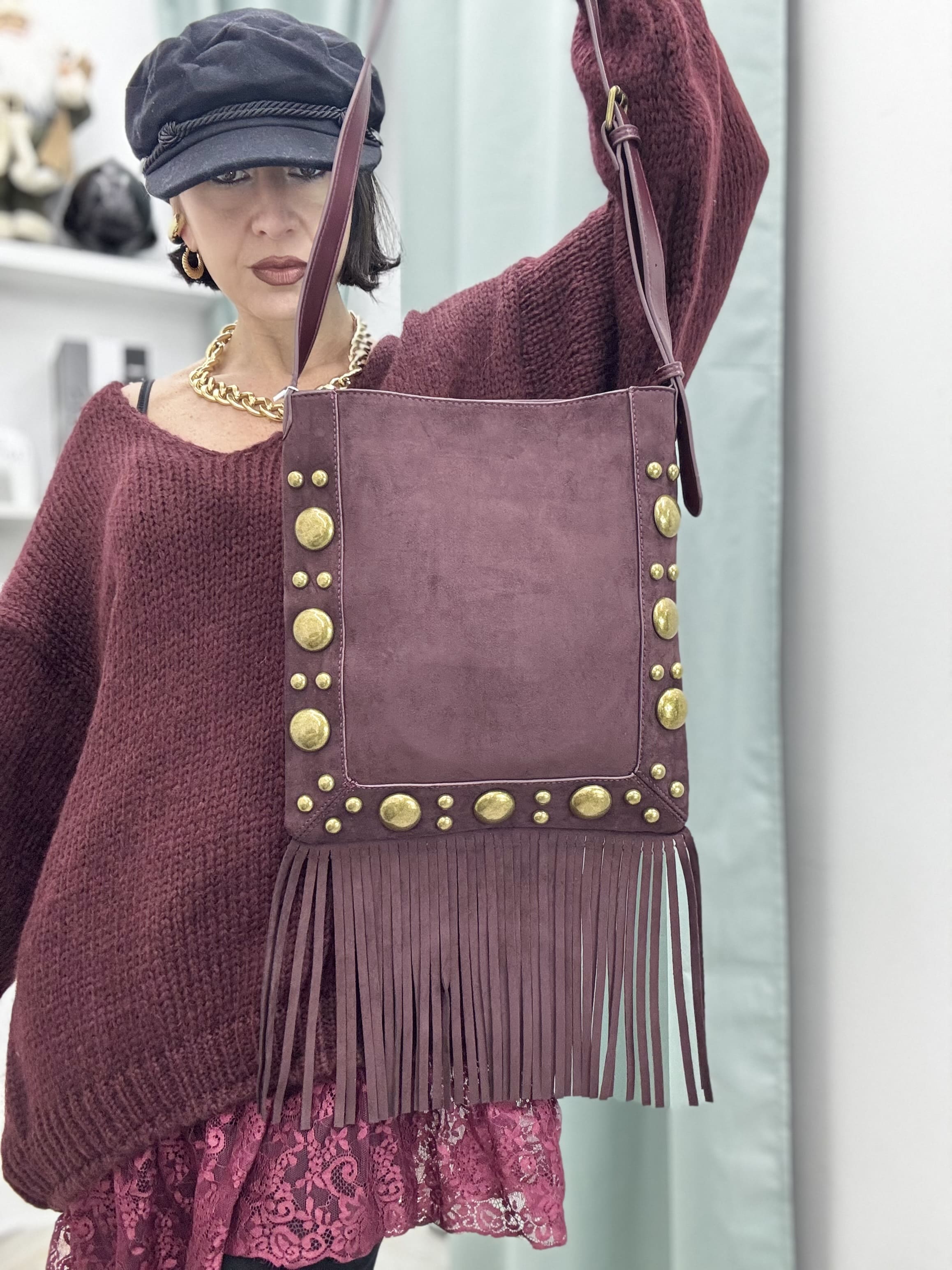 Borsa a spalla con frange e  tracolla regolabile in similpelle e Alcantara