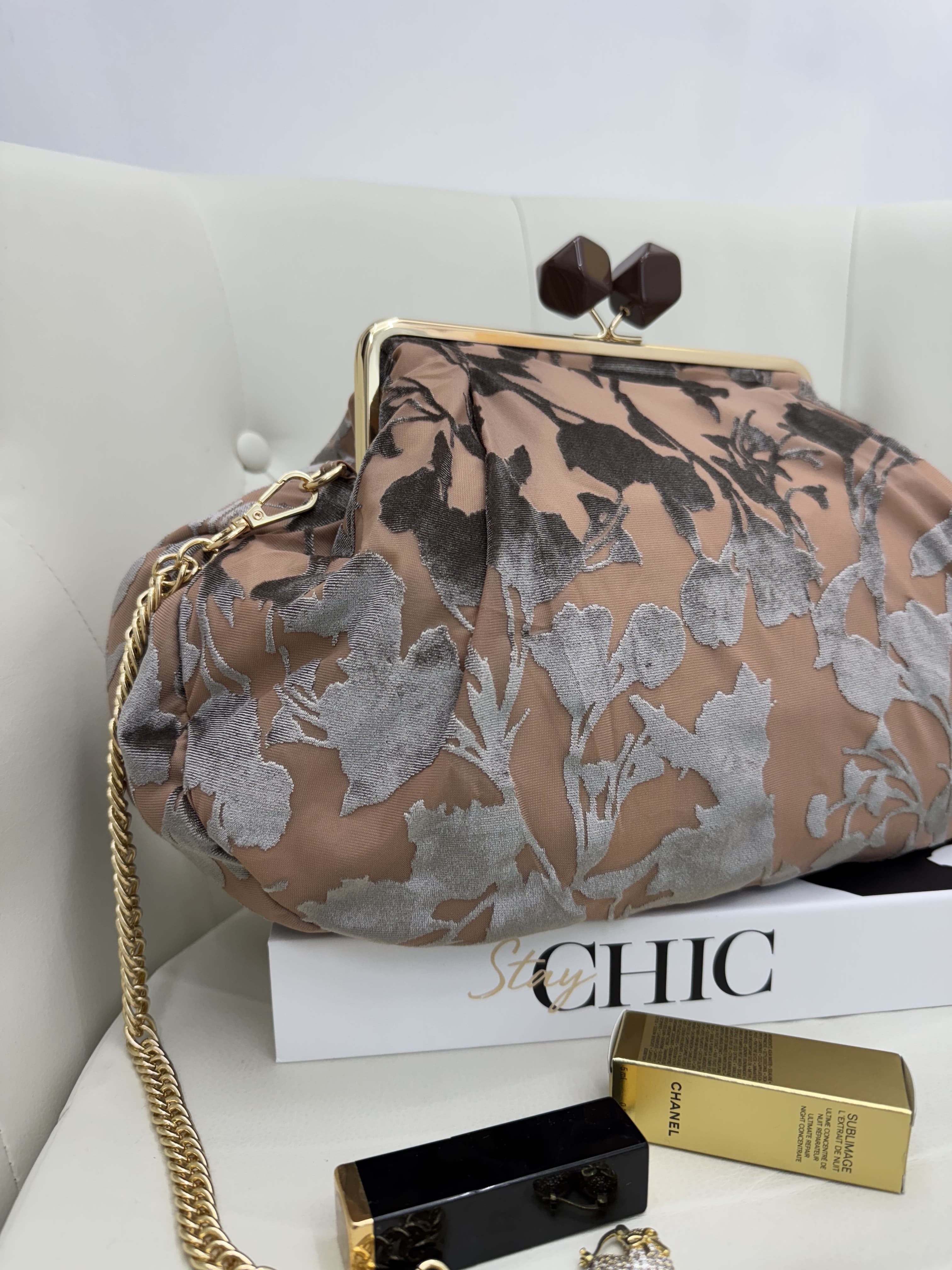 Clutch Maxi in Stoffa con Dettagli in Ciniglia – Fantasie Floreali, Maculate e Tropicali
