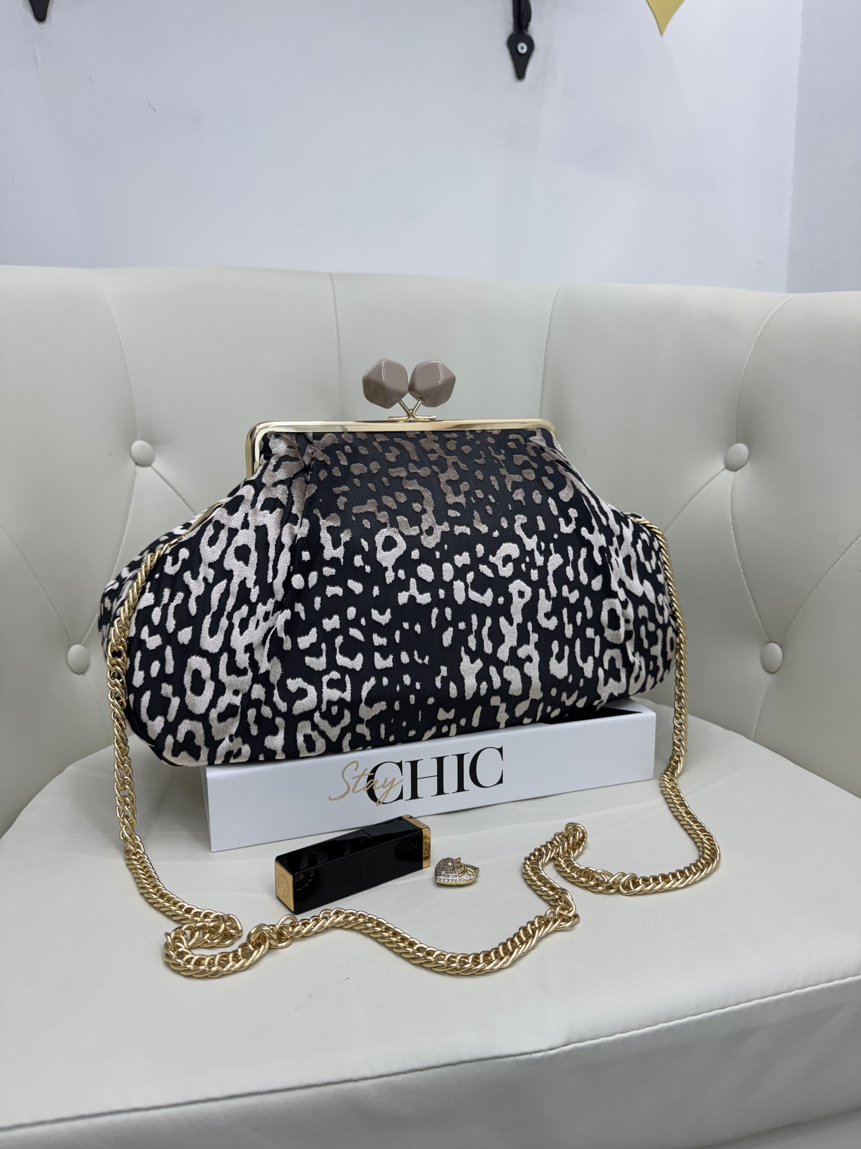 Clutch Maxi in Stoffa con Dettagli in Ciniglia – Fantasie Floreali, Maculate e Tropicali