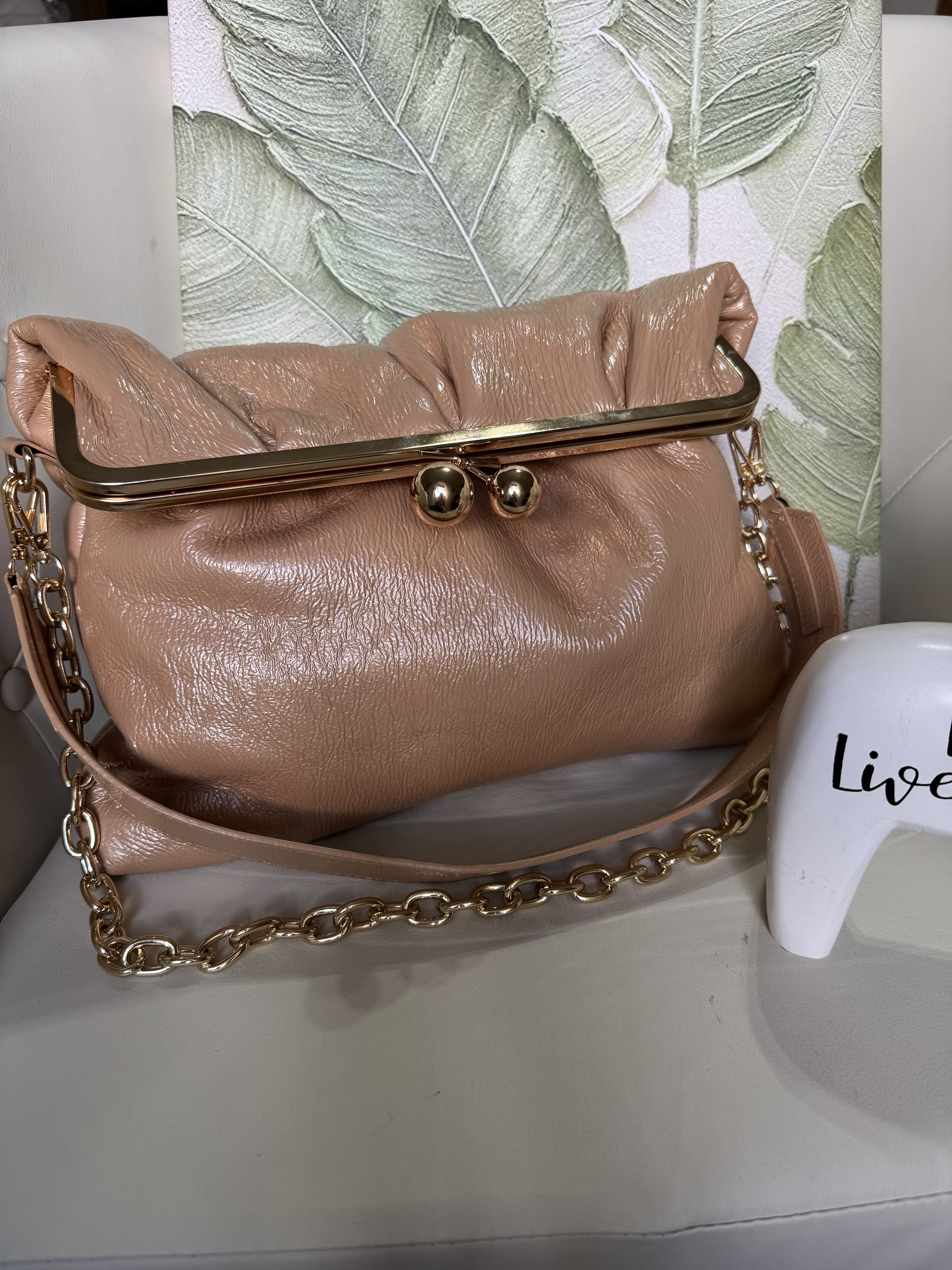 Clutch Vernice Beige con Rifiniture Oro