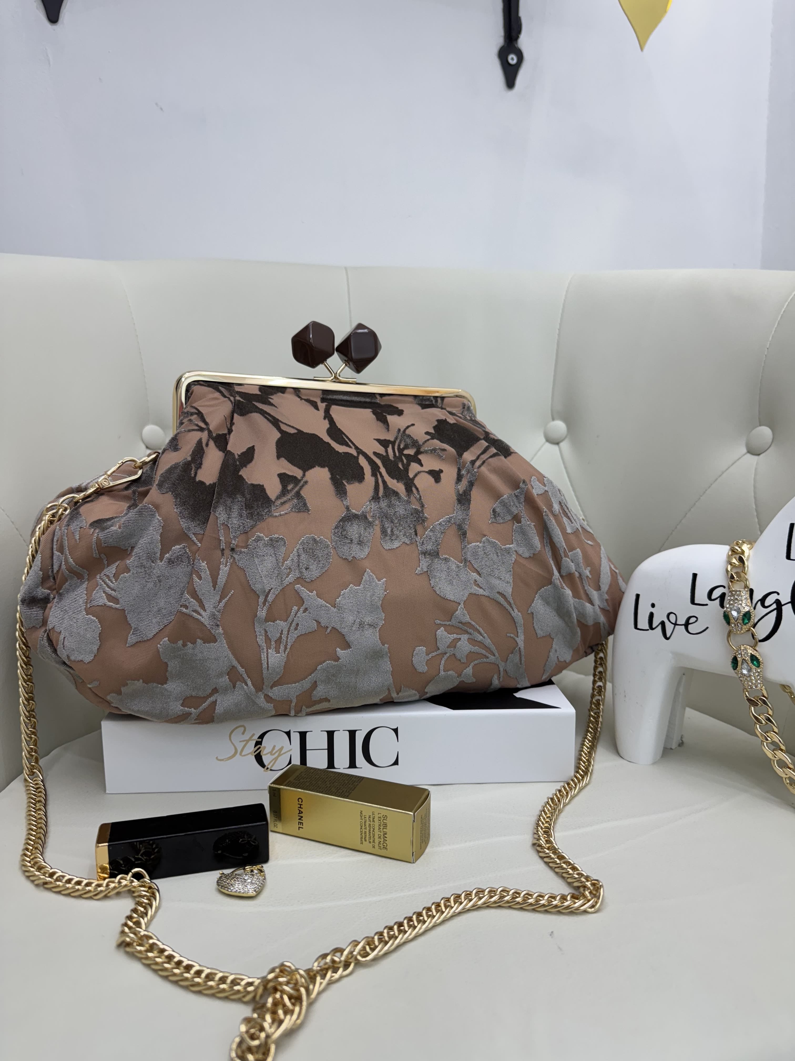 Clutch Maxi in Stoffa con Dettagli in Ciniglia – Fantasie Floreali, Maculate e Tropicali