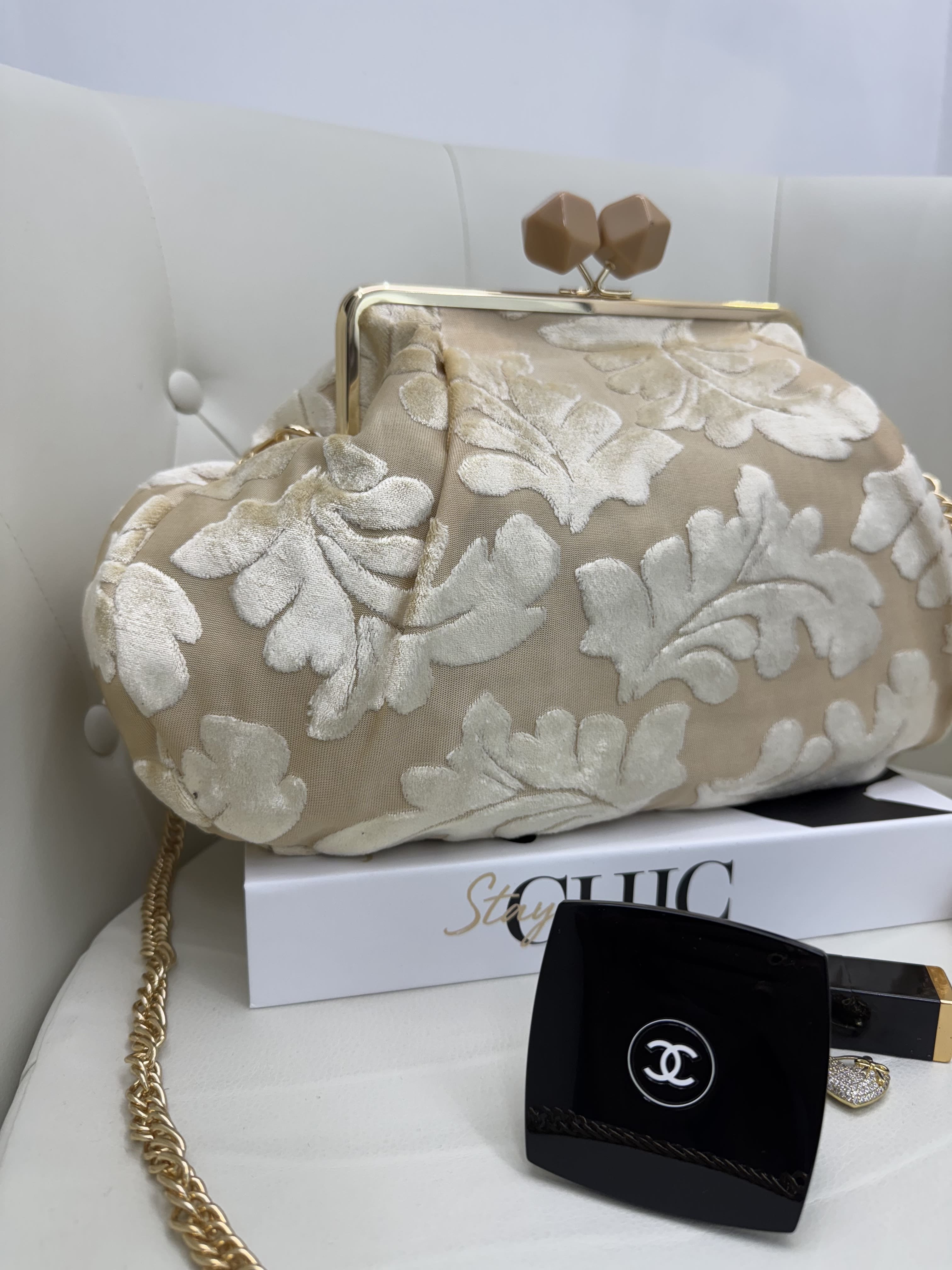 Clutch Maxi in Stoffa con Dettagli in Ciniglia – Fantasie Floreali, Maculate e Tropicali