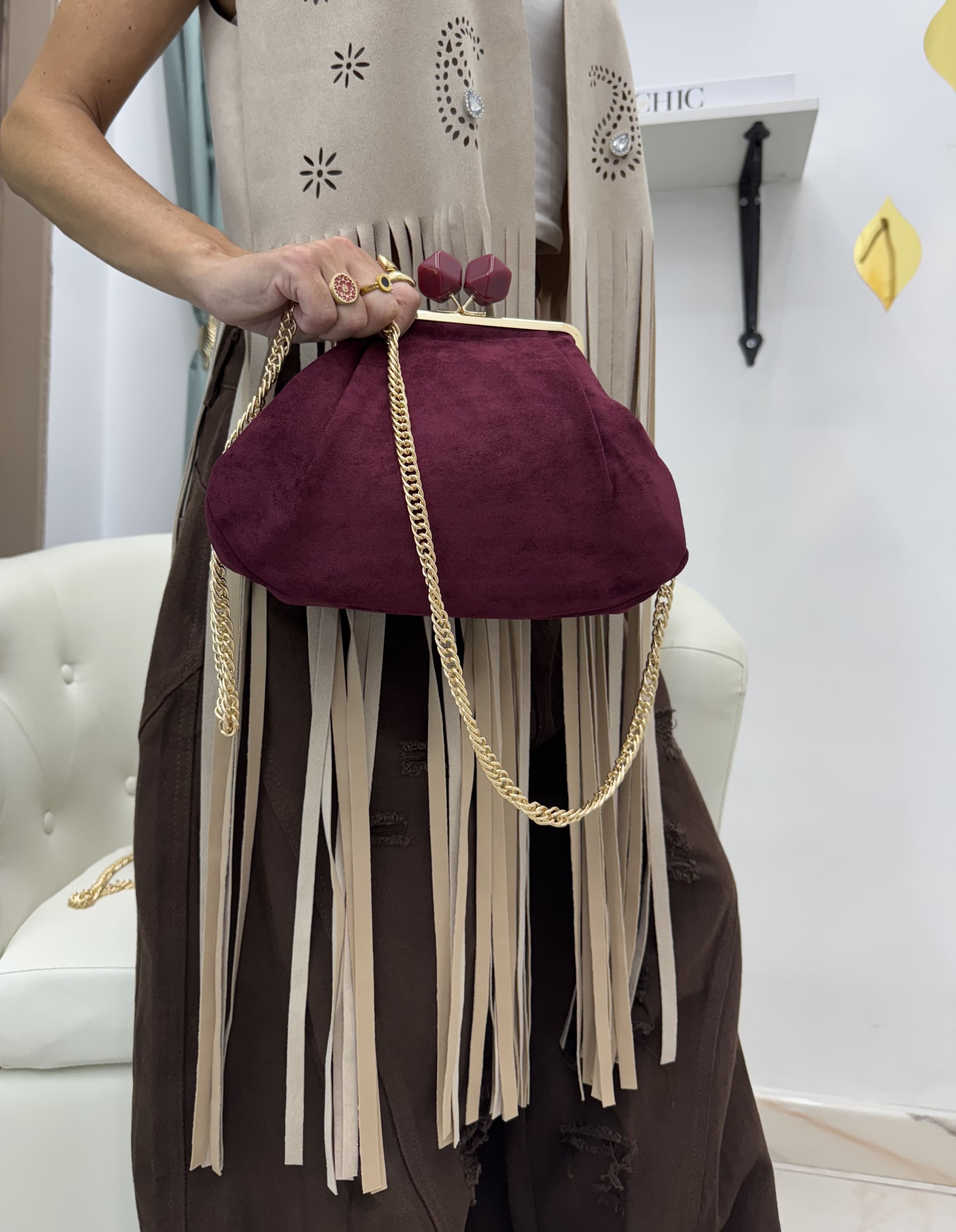 Clutch in Alcantara Tinta Unita con Tracolla Dorata – Bordeaux