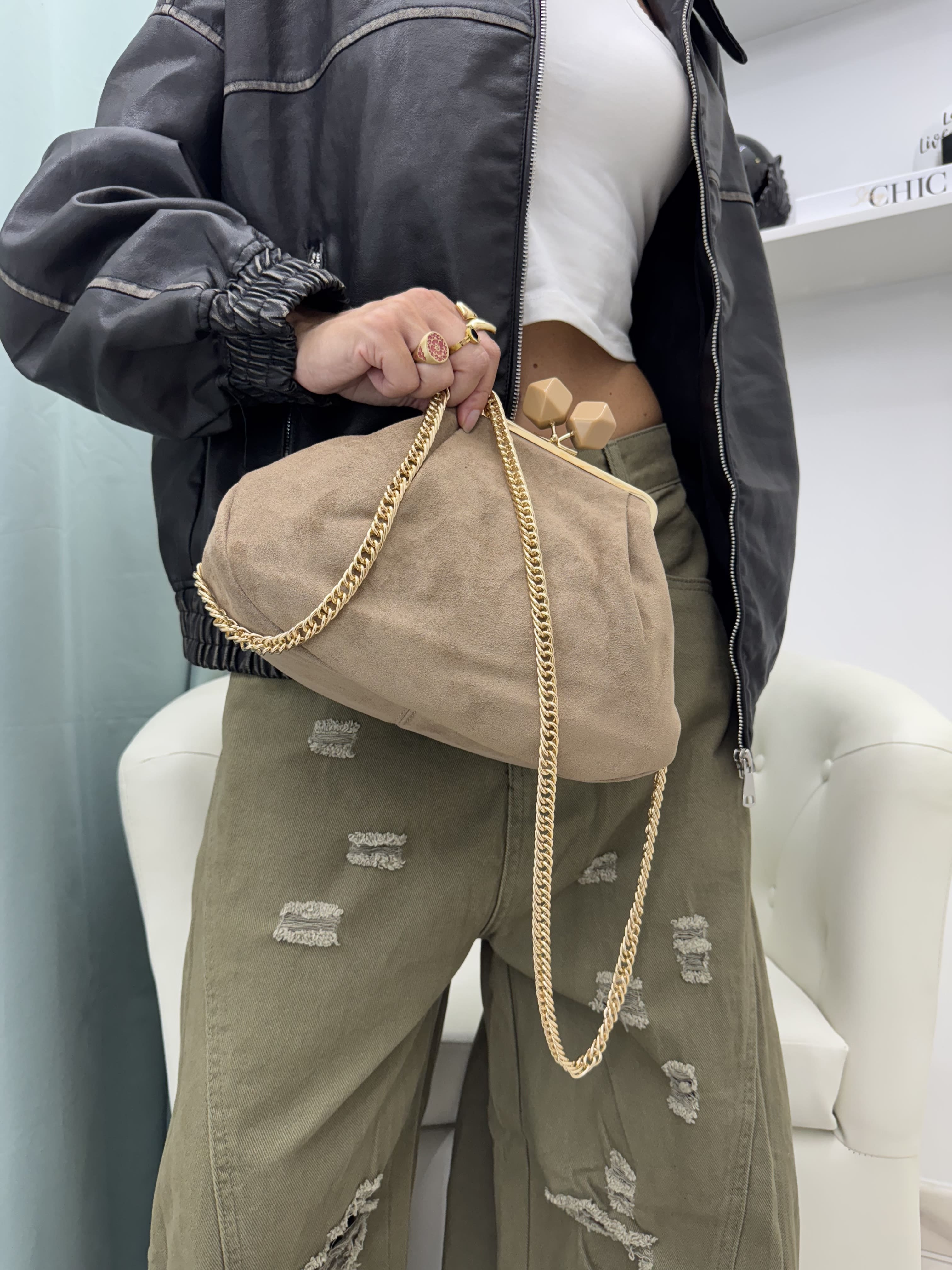 Clutch in Alcantara Tinta Unita con Tracolla Dorata – Sabbia