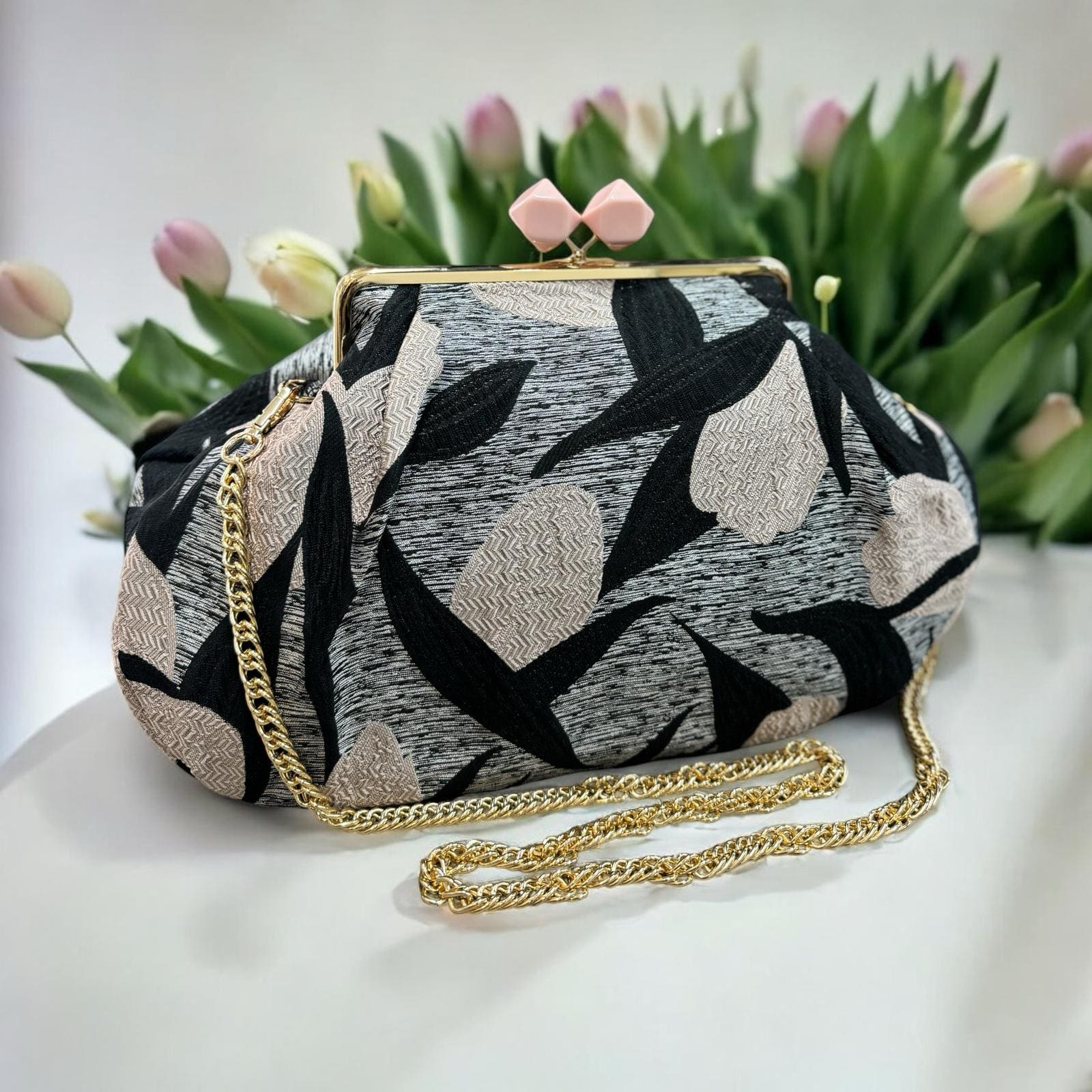 Borsa clutch in tessuto broccato con fiori beige e neri