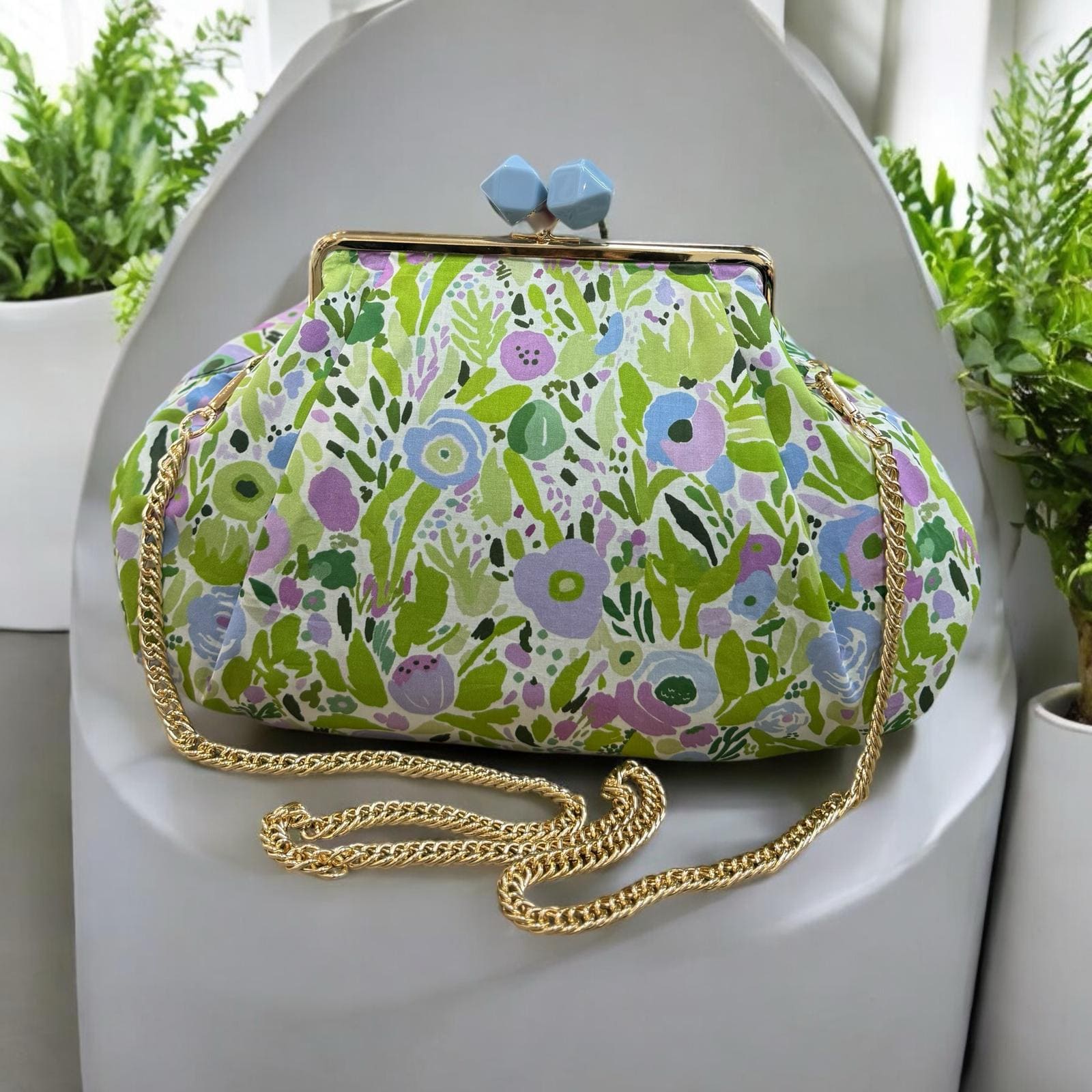 Borsa clutch in cotone con fiori colorati