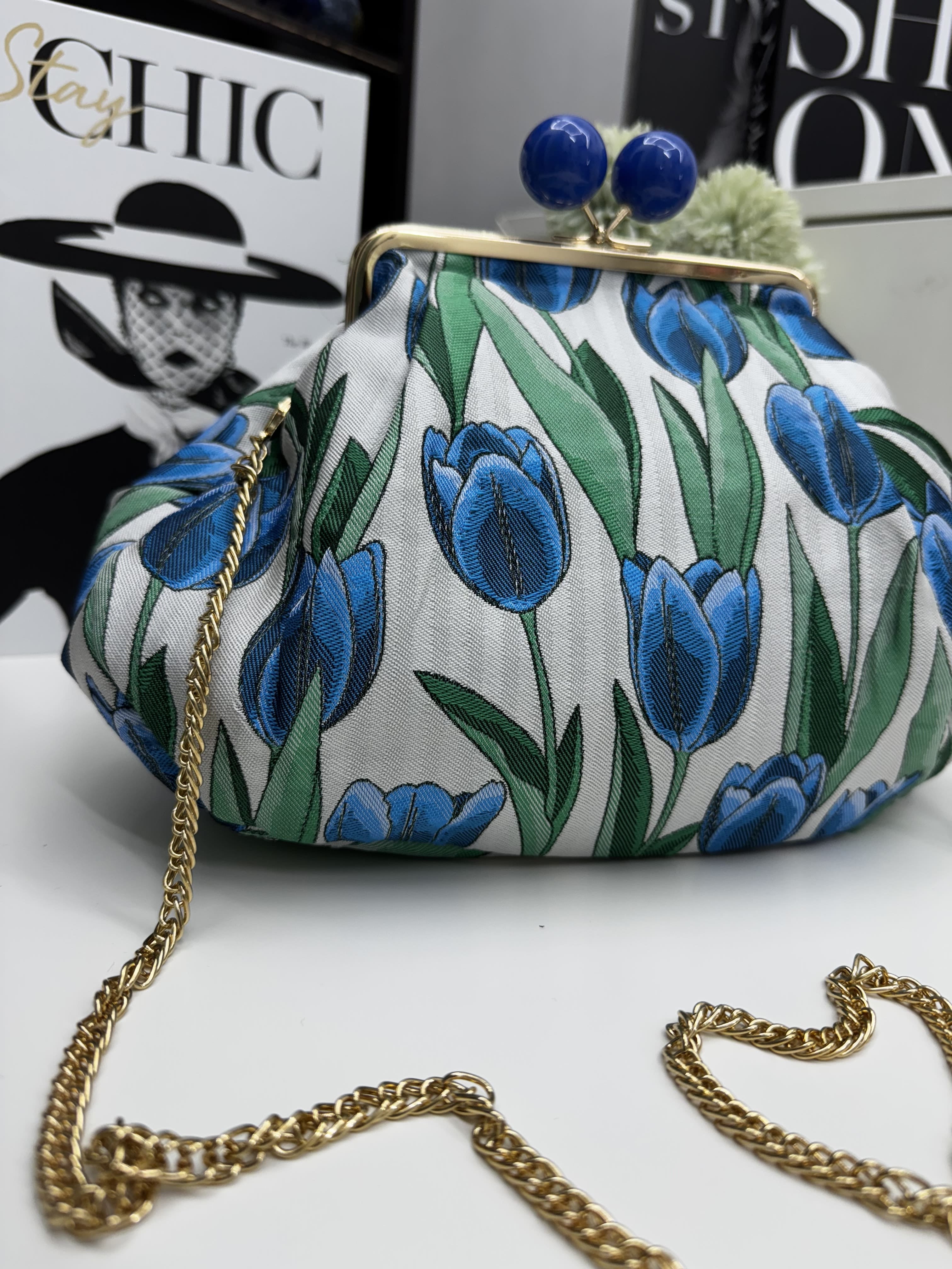 Borsa clutch in tessuto jaquard con tulipani blu