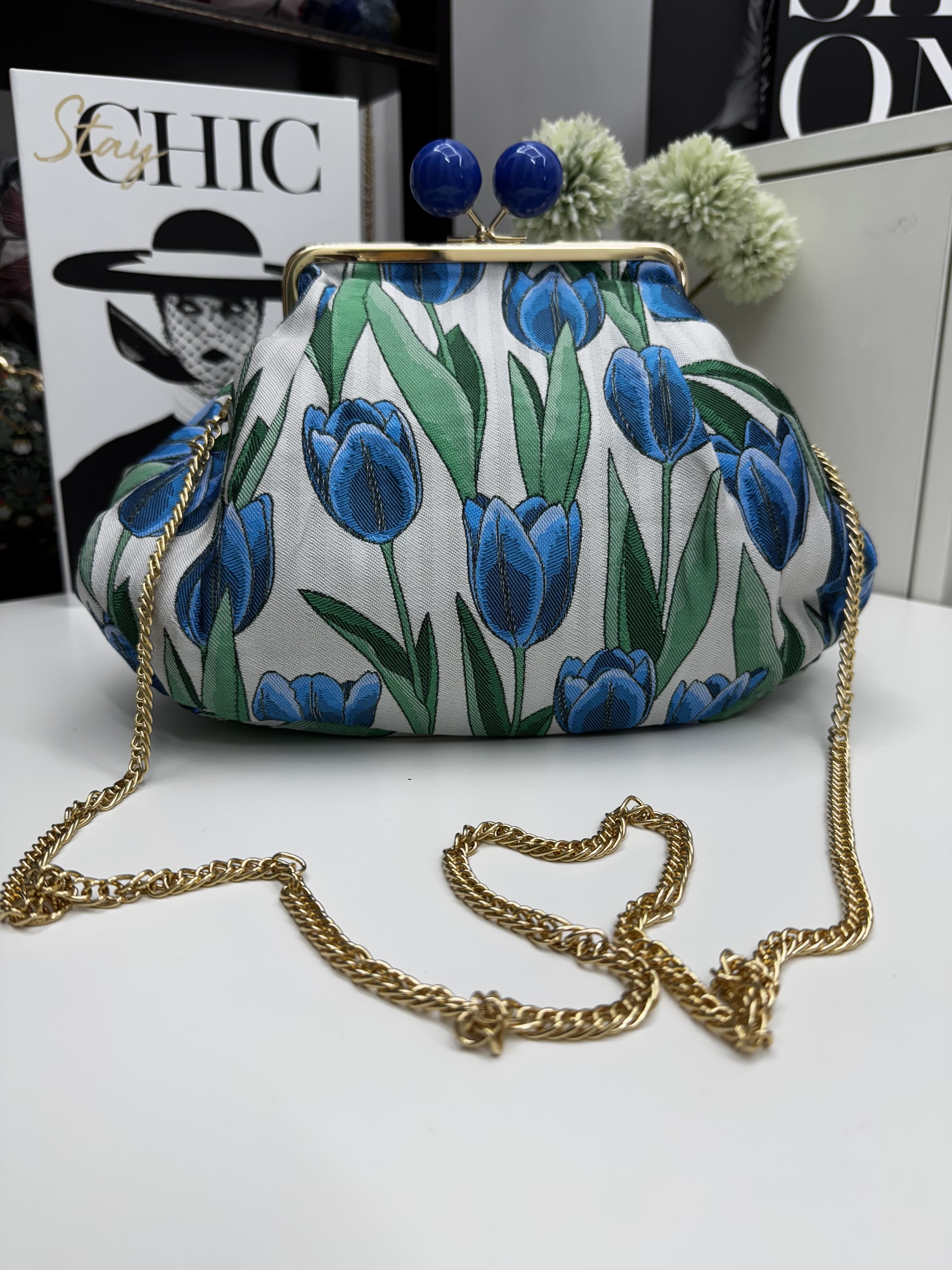 Borsa clutch in tessuto jaquard con tulipani blu