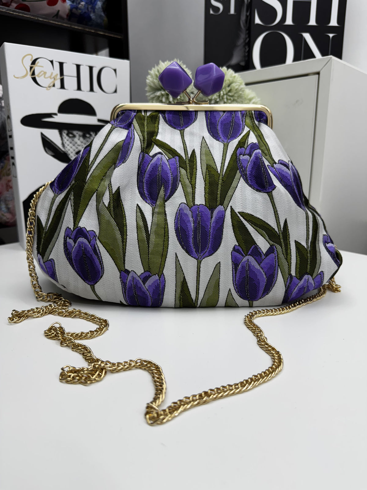 Borsa clutch in tessuto jaquard con tulipani viola