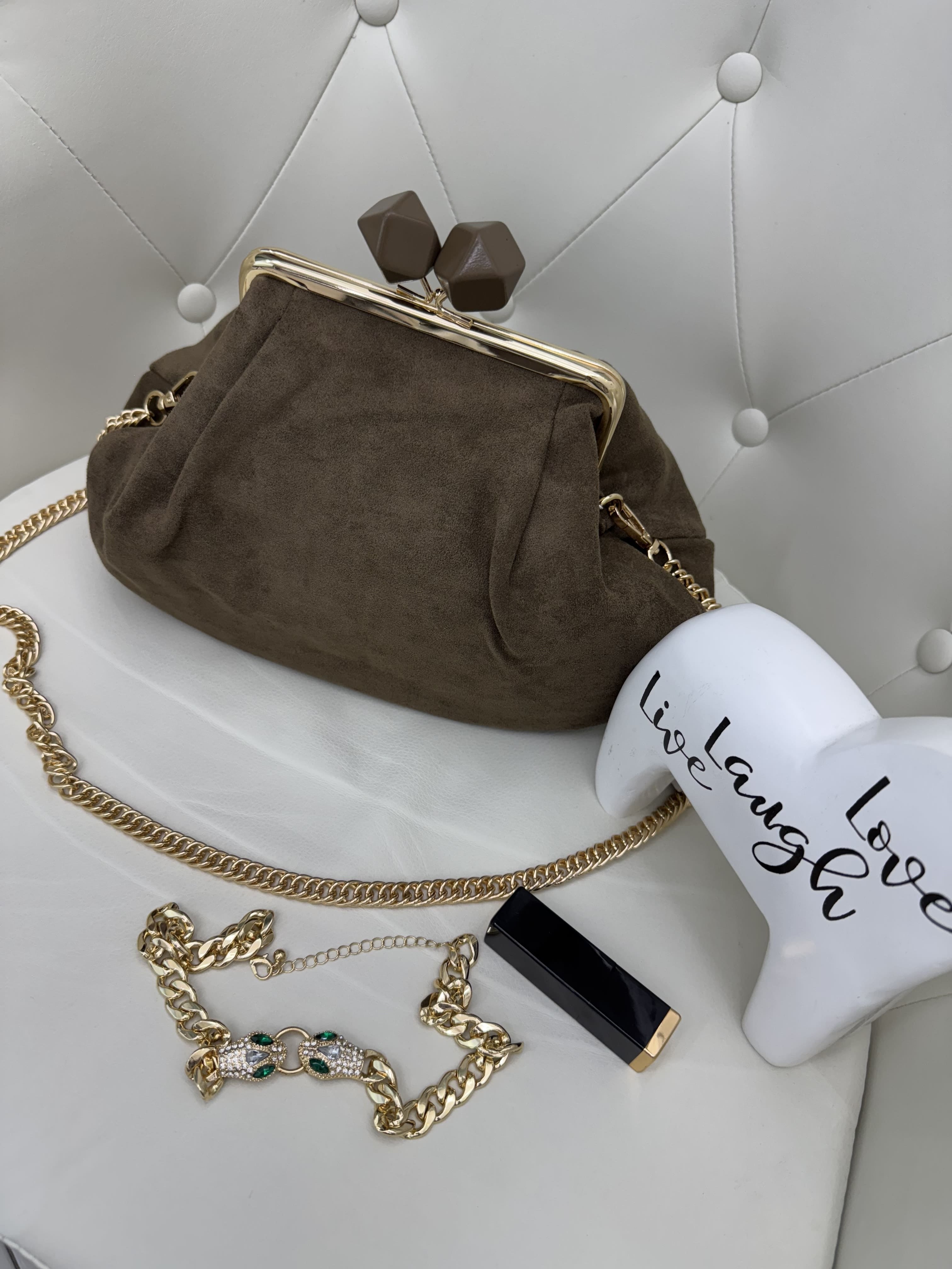 Clutch in Alcantara Tinta Unita con Tracolla Dorata – Fango