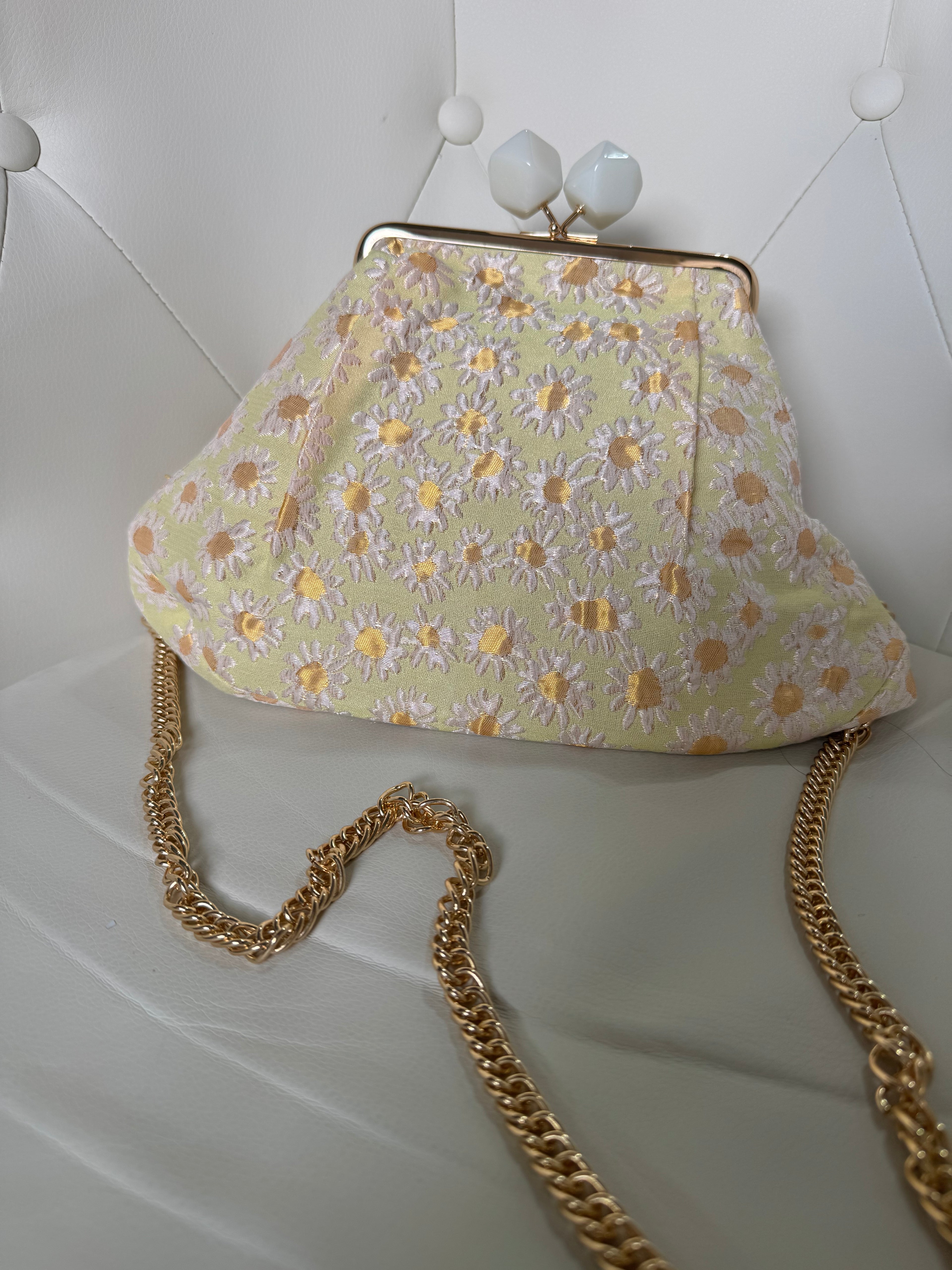 Borsa clutch in tessuto jacquard gialla con margherite