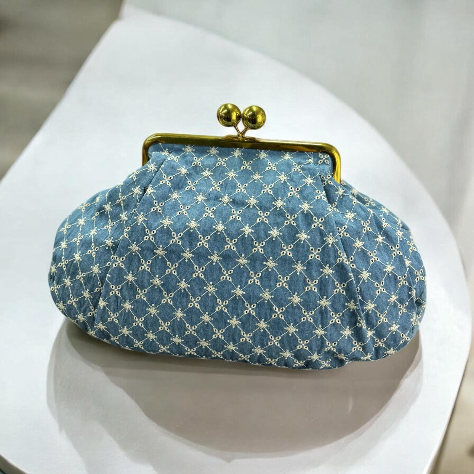 Borsa clutch in denim con fiori ricamati