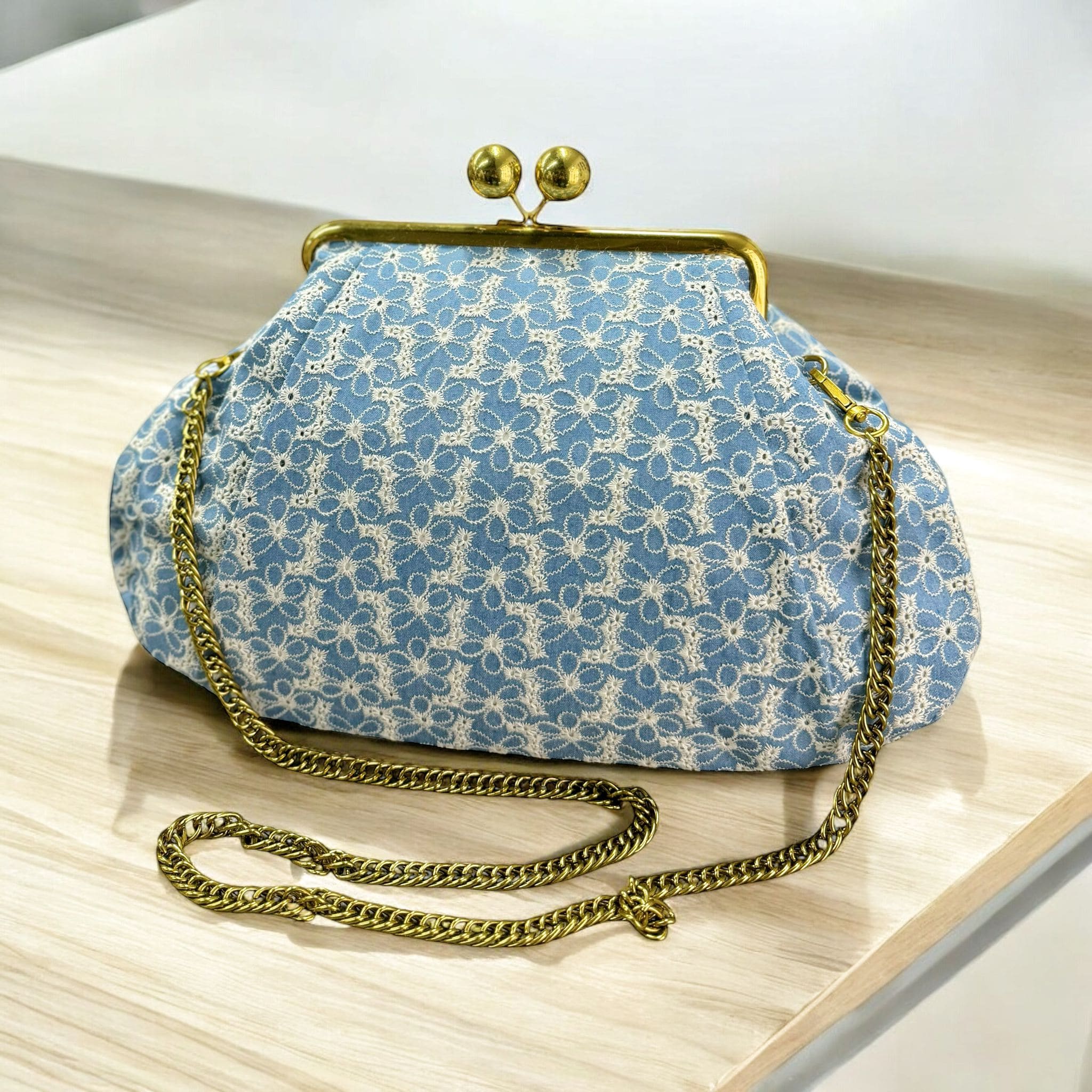 Borsa clutch in denim con fiori ricamati