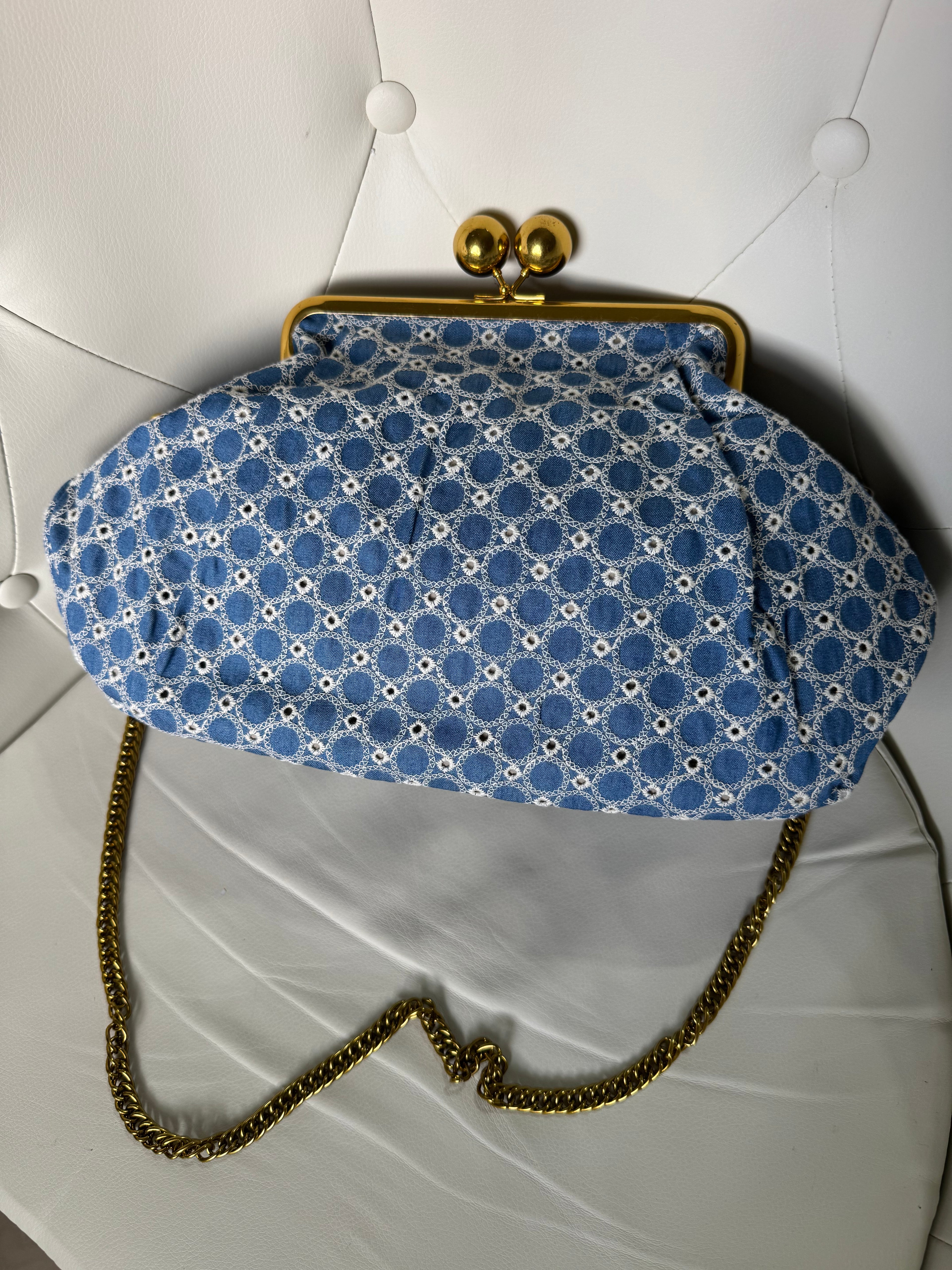 Borsa clutch in denim con ricami geometrici