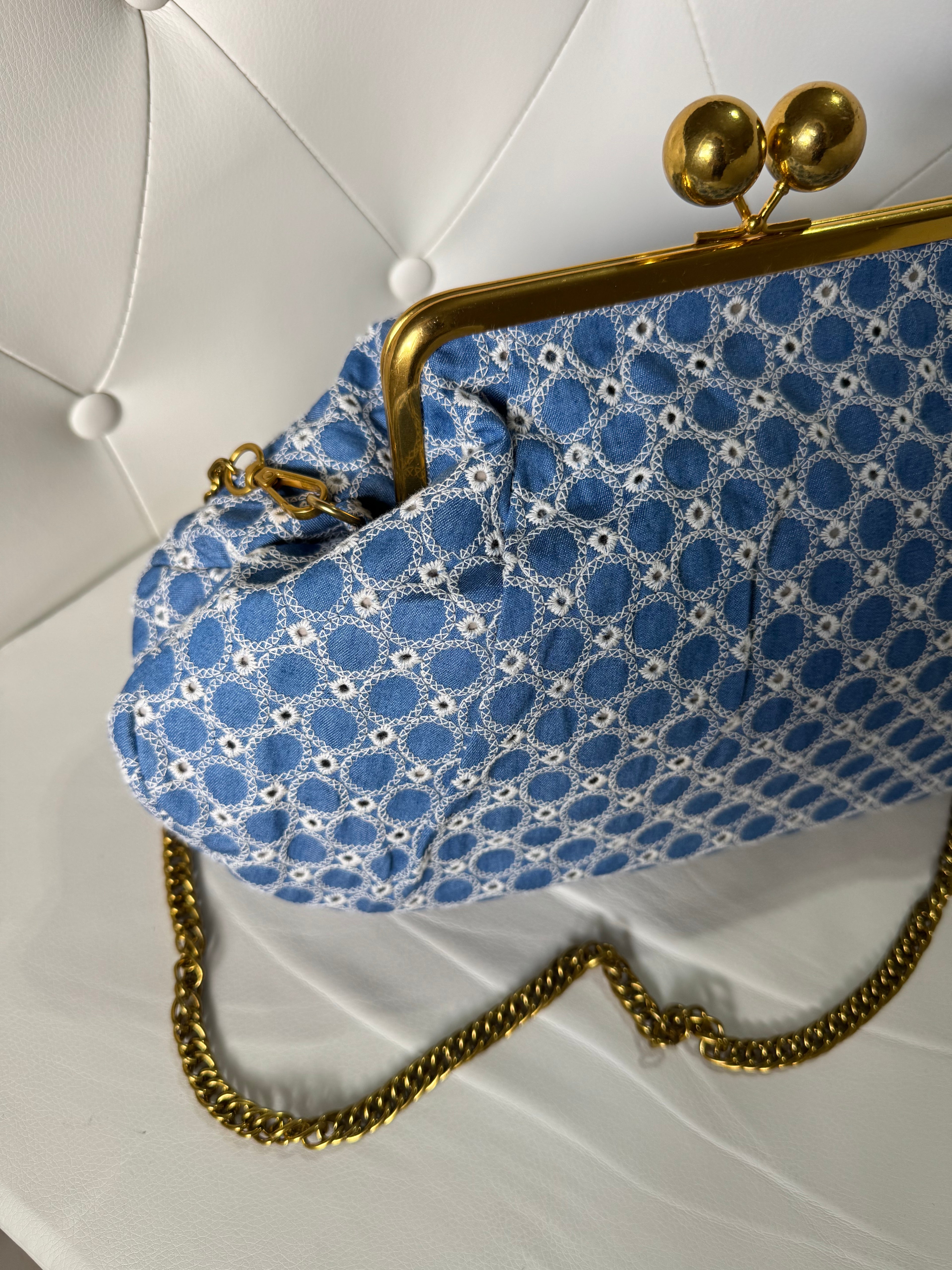 Borsa clutch in denim con ricami geometrici