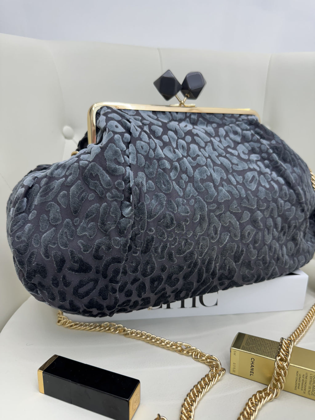 Clutch Maxi in Stoffa con Dettagli in Ciniglia – Fantasie Floreali, Maculate e Tropicali