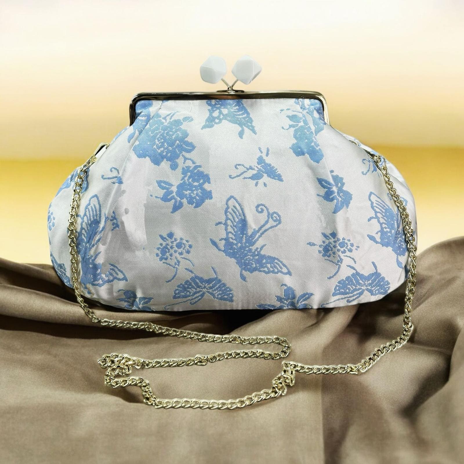 Borsa clutch in jaquard bianca con fiori e farfalle azzurri