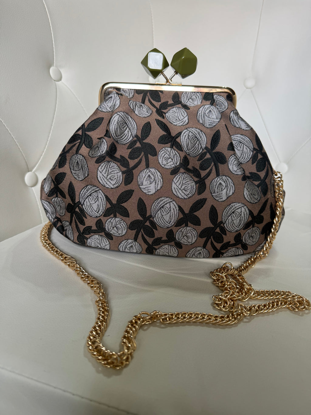 Borsa clutch in tessuto jacquard con fiori beige