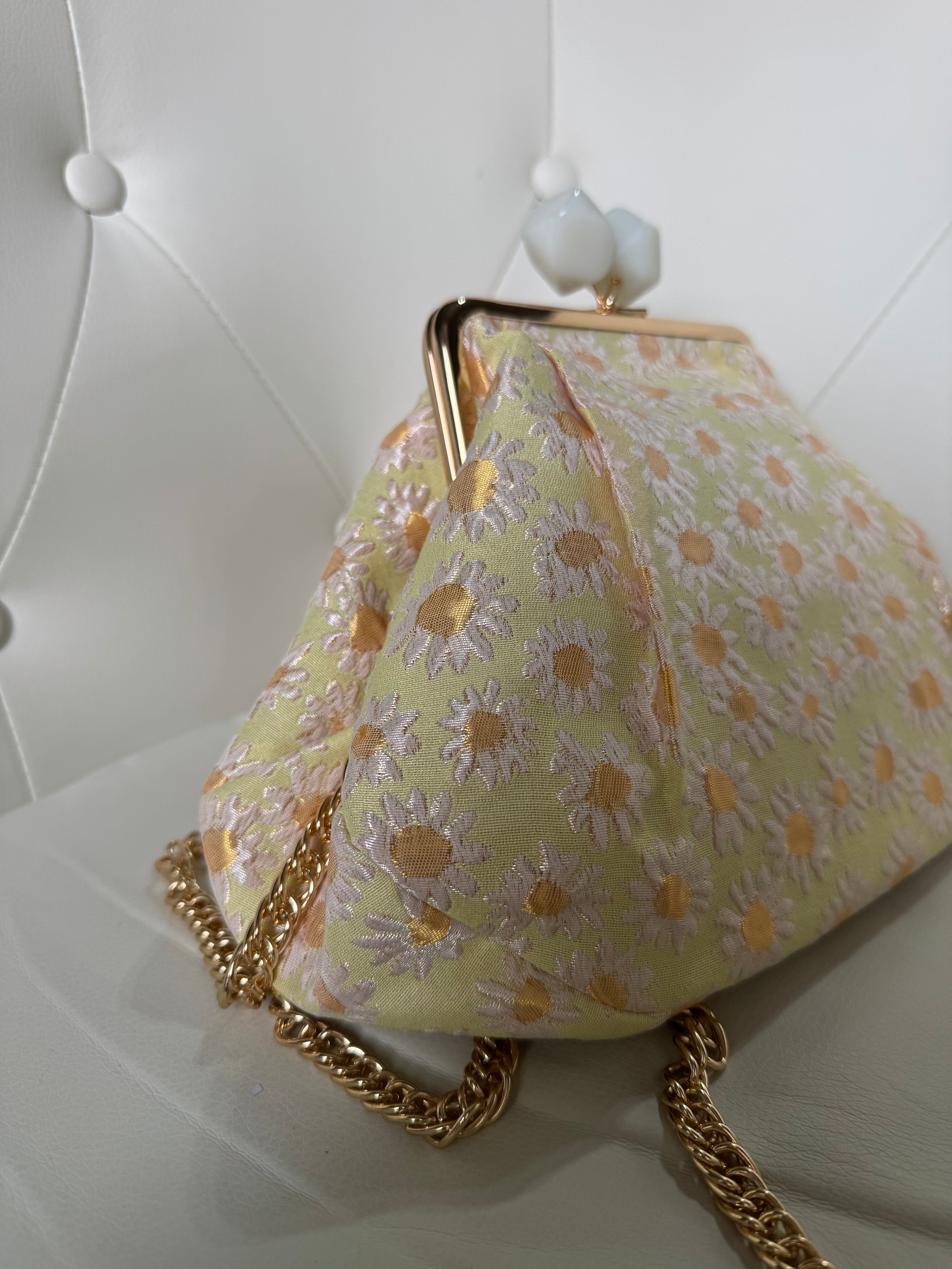 Borsa clutch in tessuto jacquard gialla con margherite