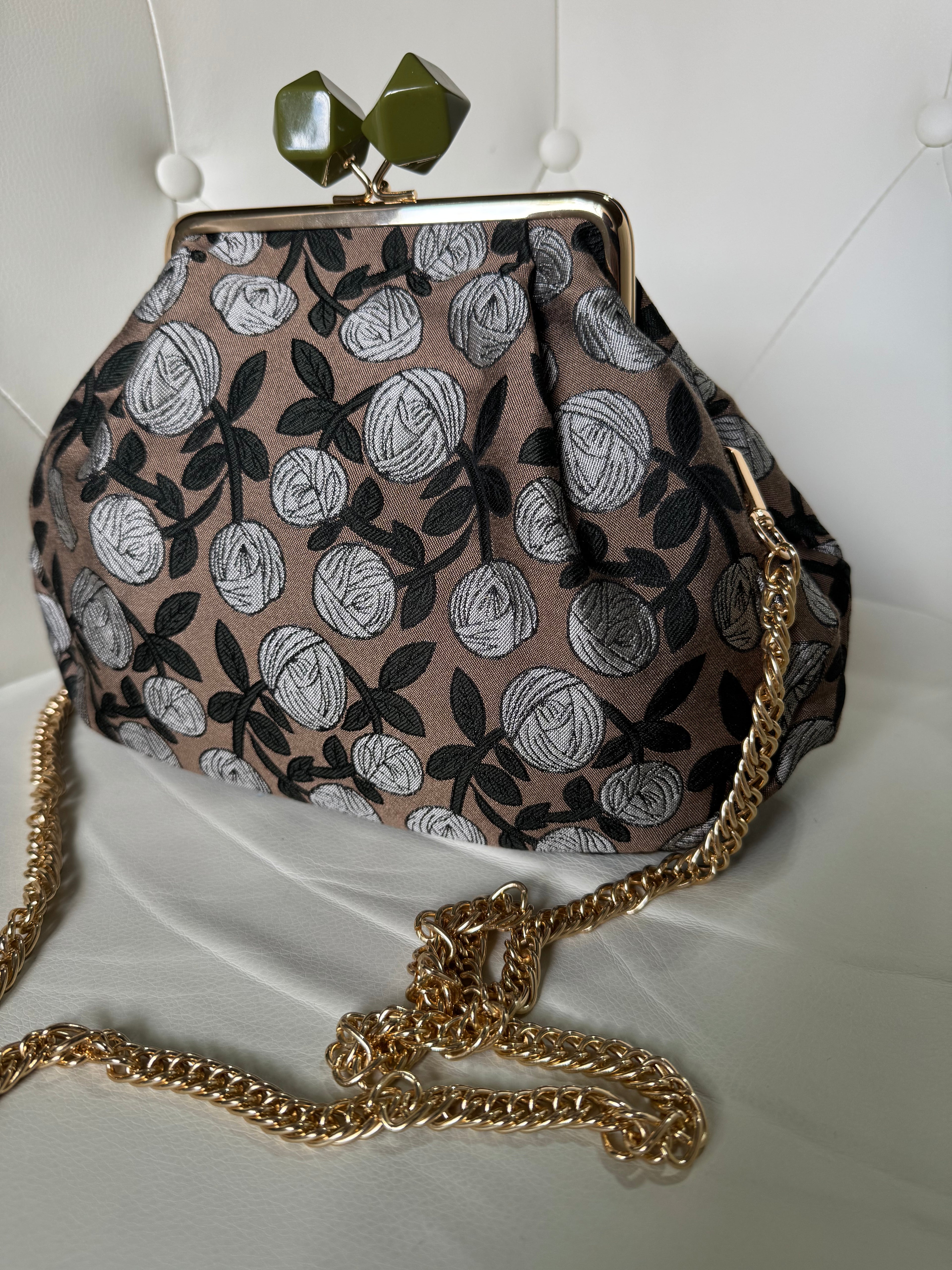Borsa clutch in tessuto jacquard con fiori beige