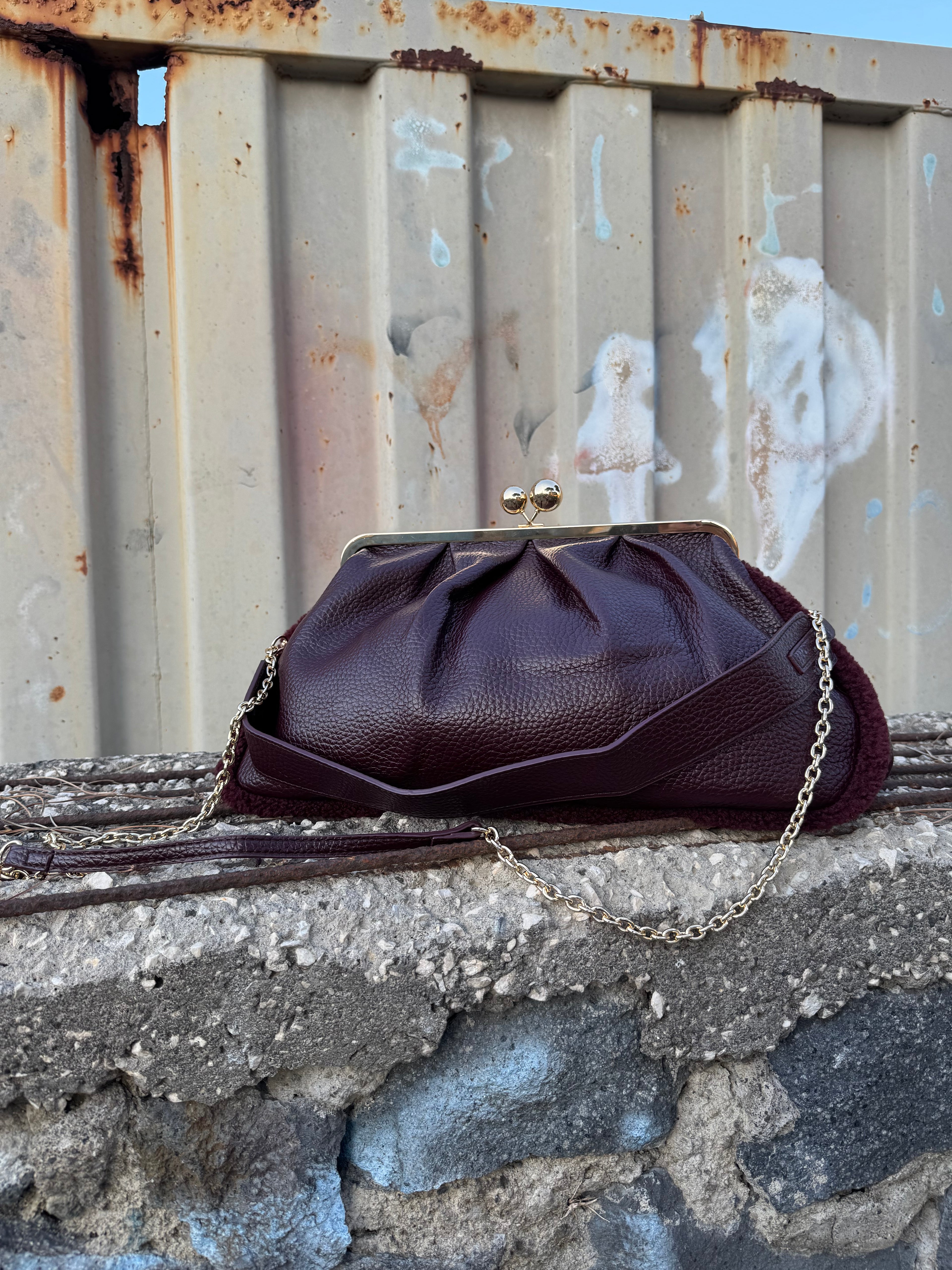 Maxi Clutch Bordeaux – L’accessorio che parla di te