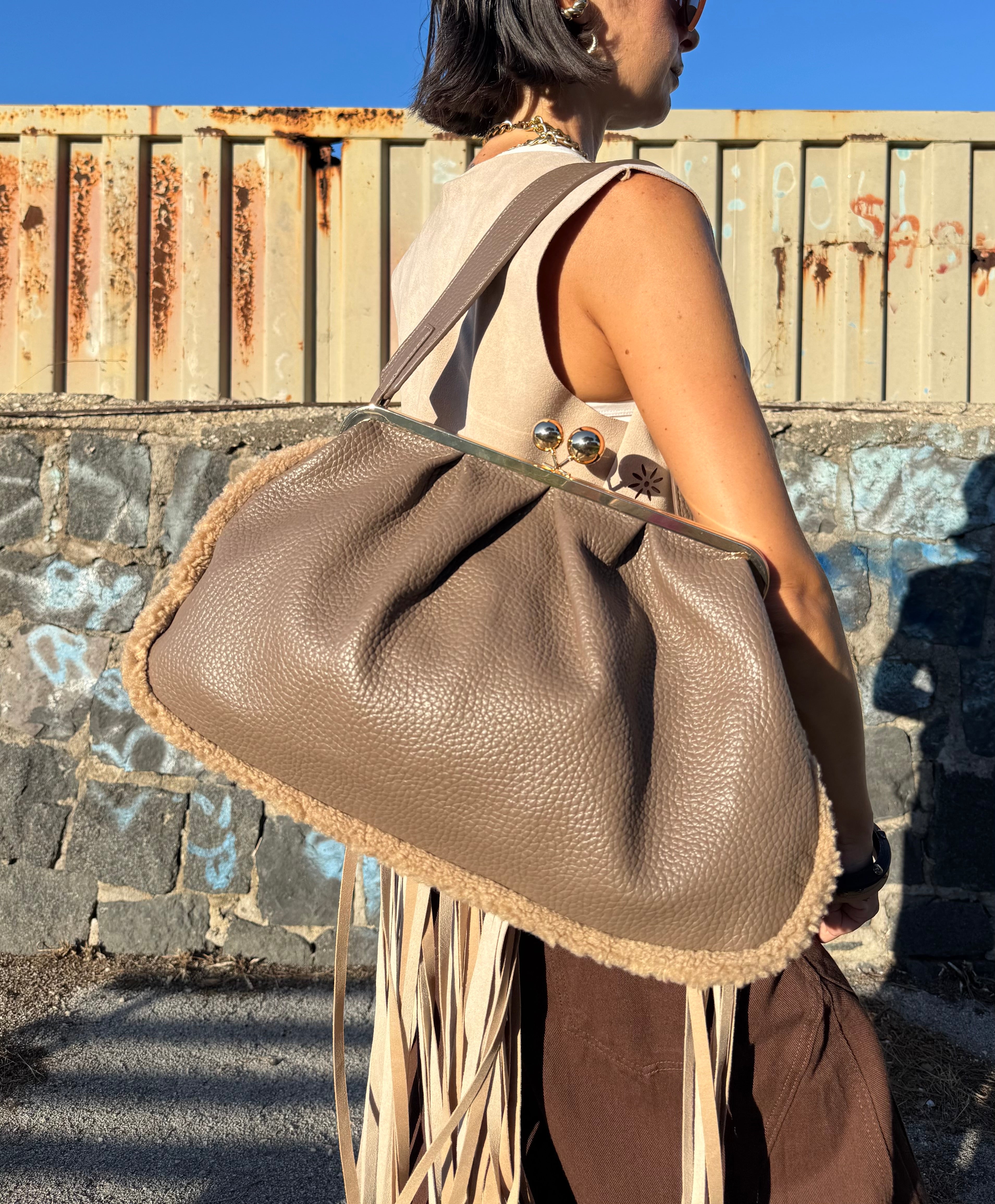 Maxi Clutch Fango – Neutro che conquista