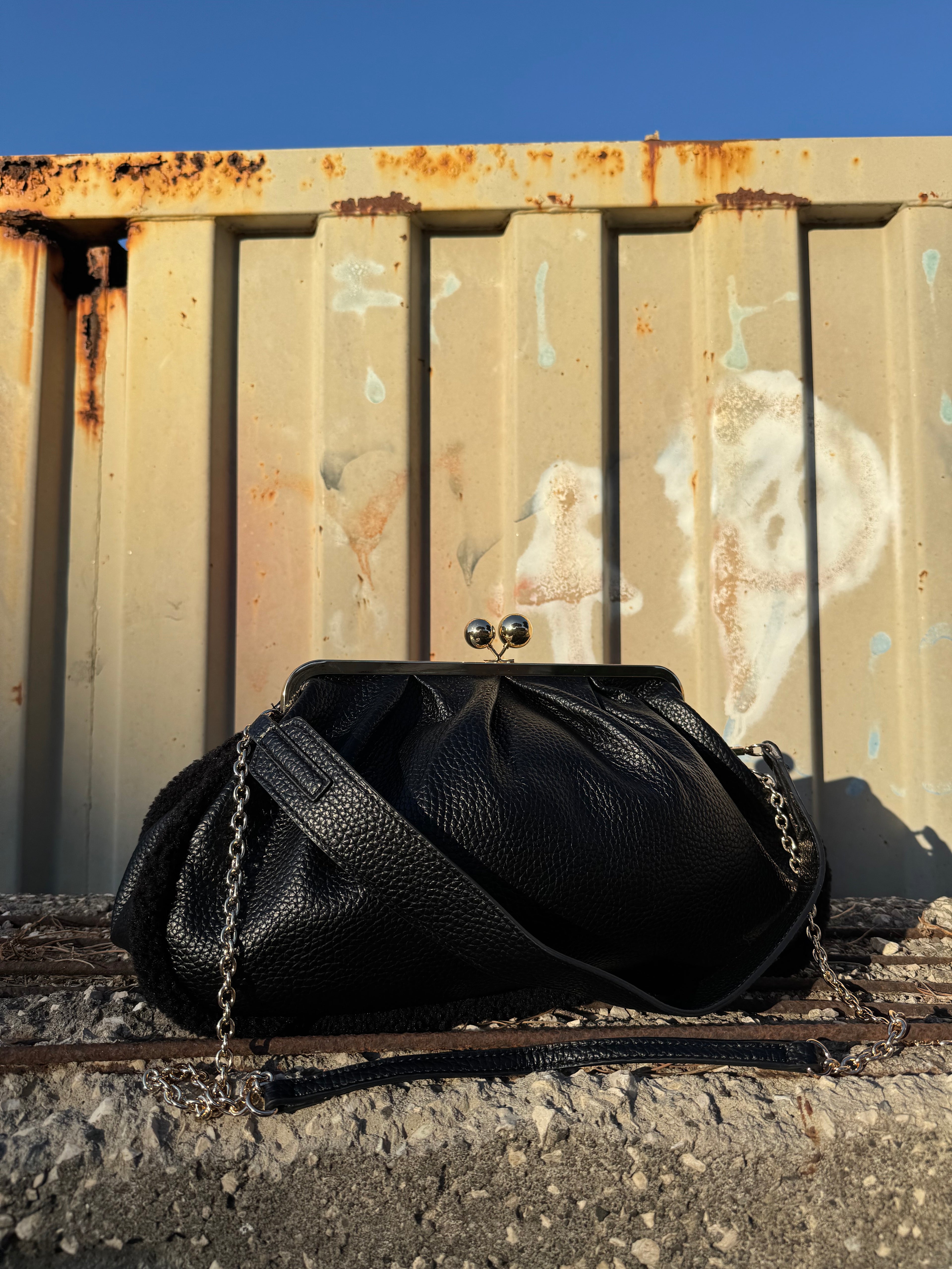 Maxi Clutch Nera – Eleganza senza tempo