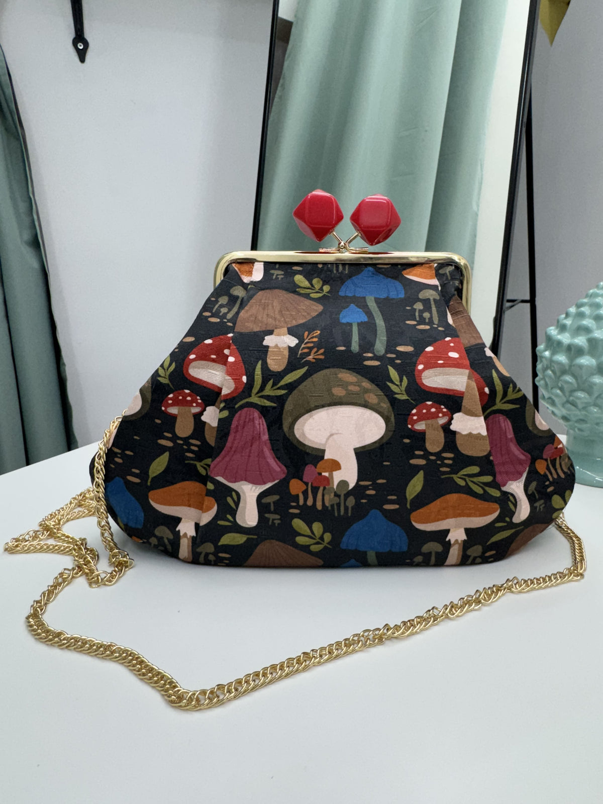 Borsa clutch in tessuto jacquard in fantasia funghi