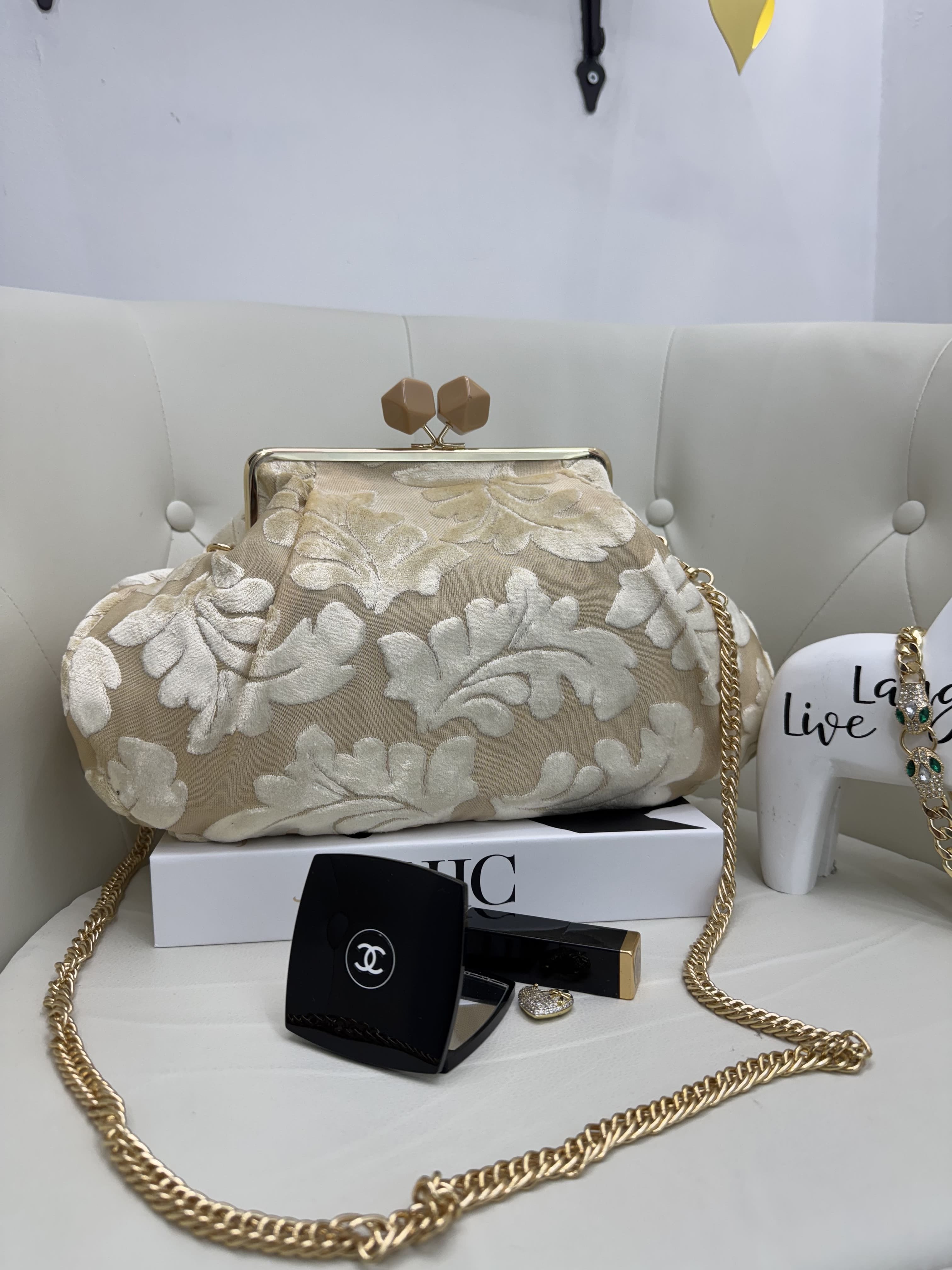Clutch Maxi in Stoffa con Dettagli in Ciniglia – Fantasie Floreali, Maculate e Tropicali