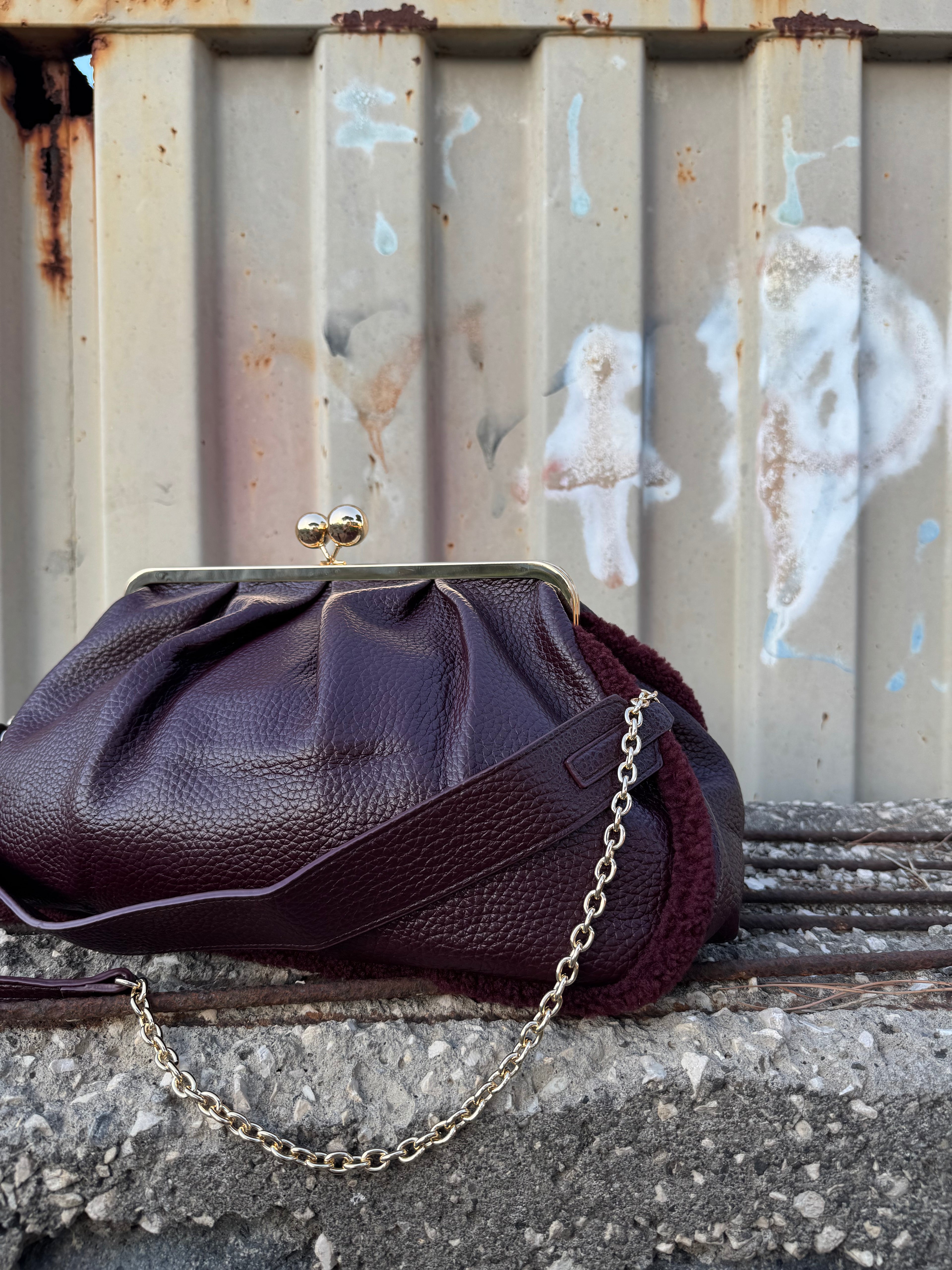 Maxi Clutch Bordeaux – L’accessorio che parla di te