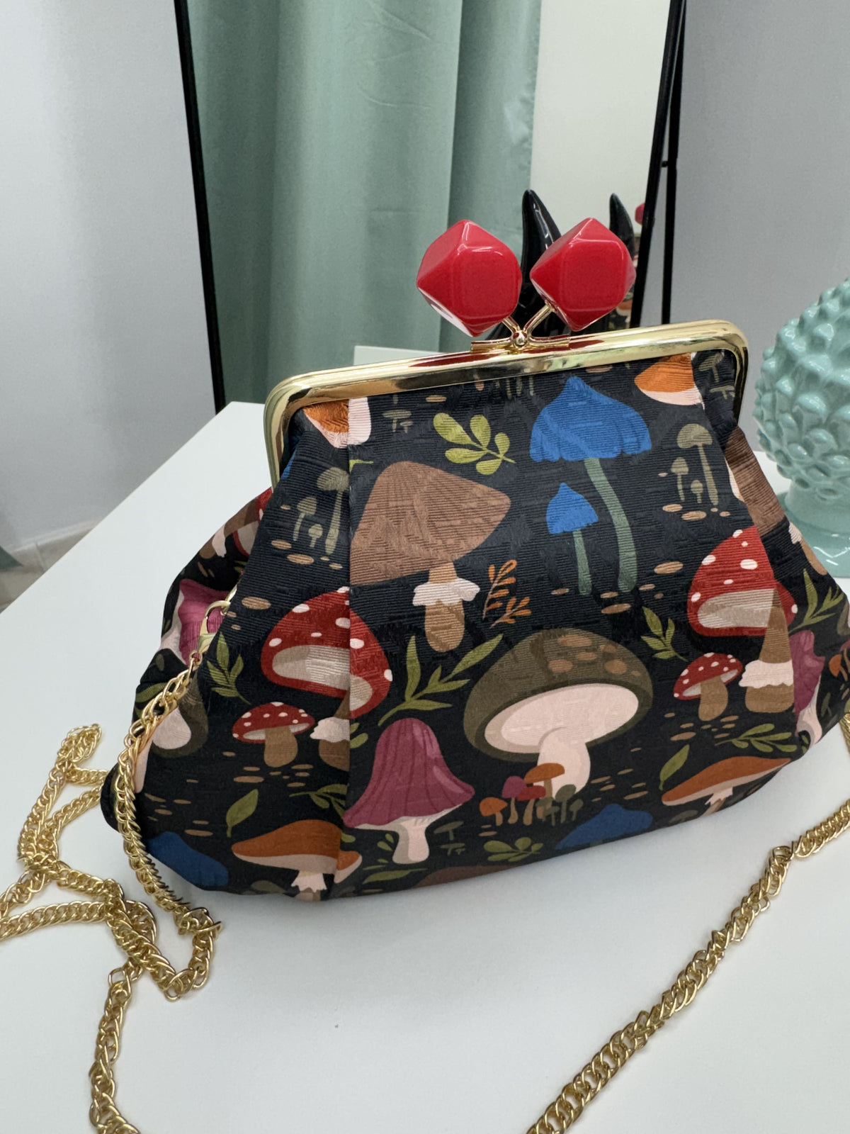 Borsa clutch in tessuto jacquard in fantasia funghi