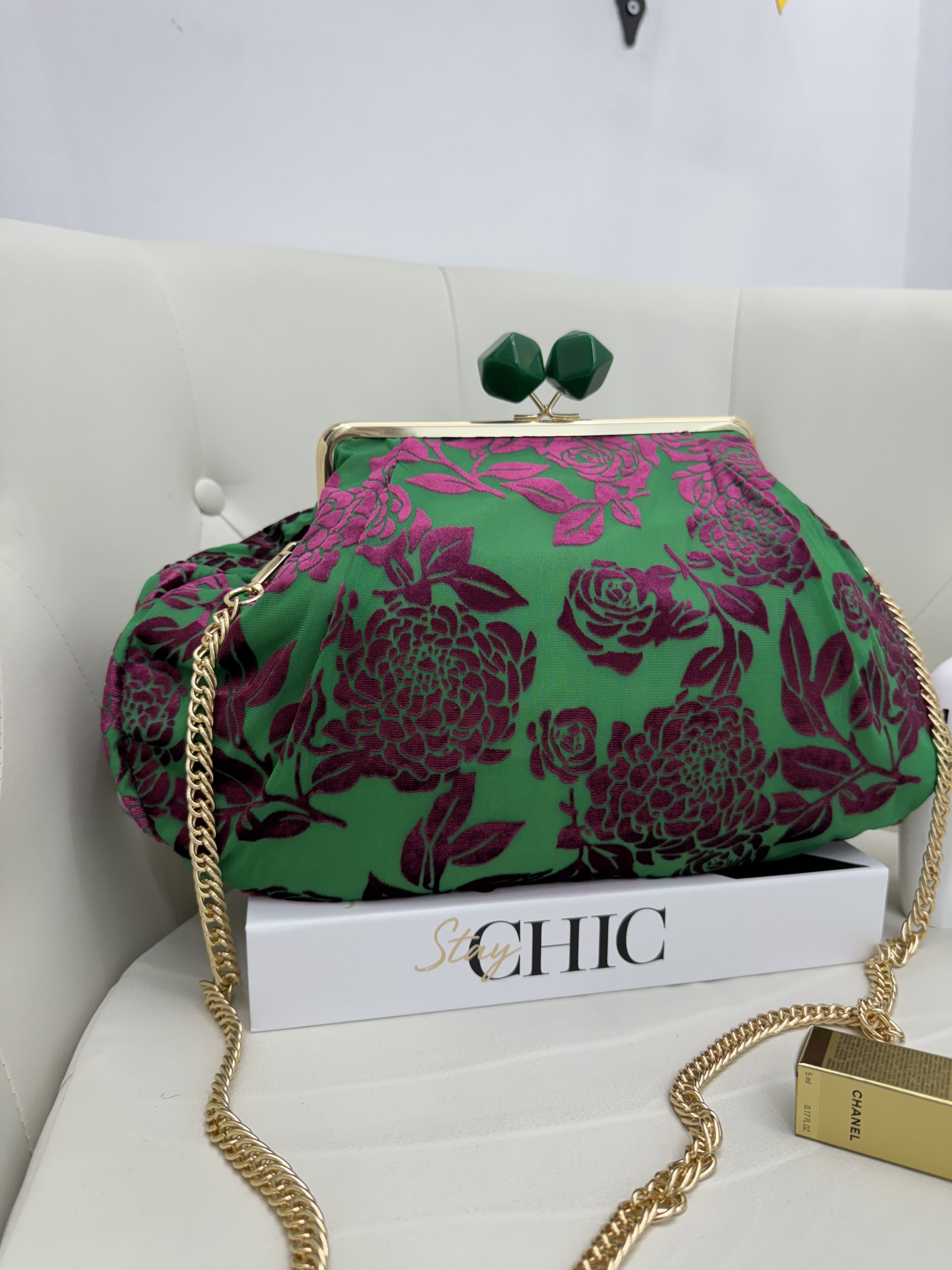Clutch Maxi in Stoffa con Dettagli in Ciniglia – Fantasie Floreali, Maculate e Tropicali