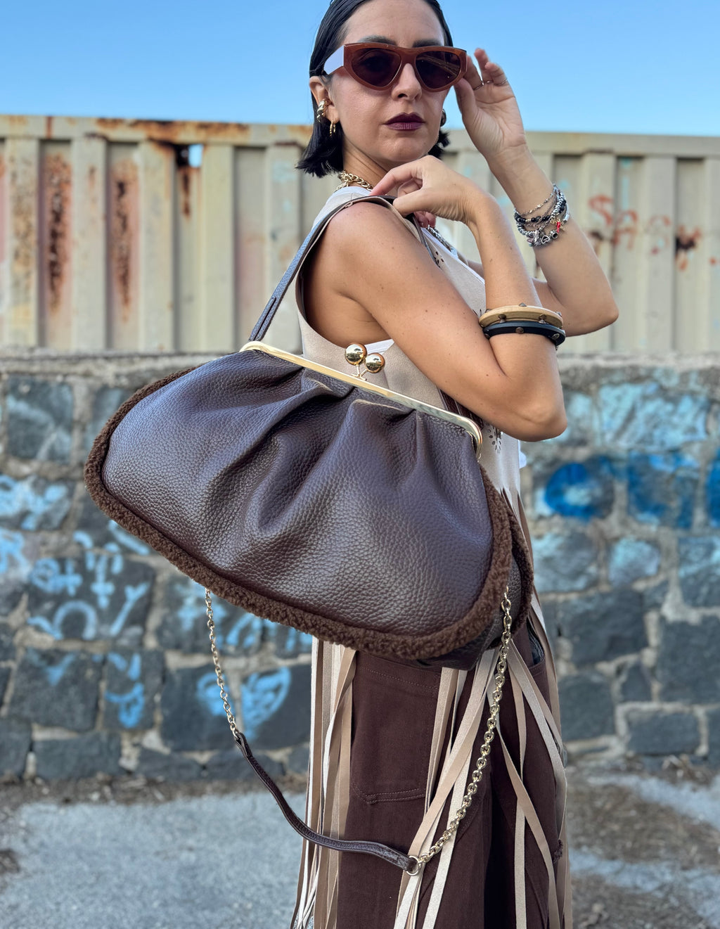 Maxi Clutch Cioccolato – Calda e raffinata