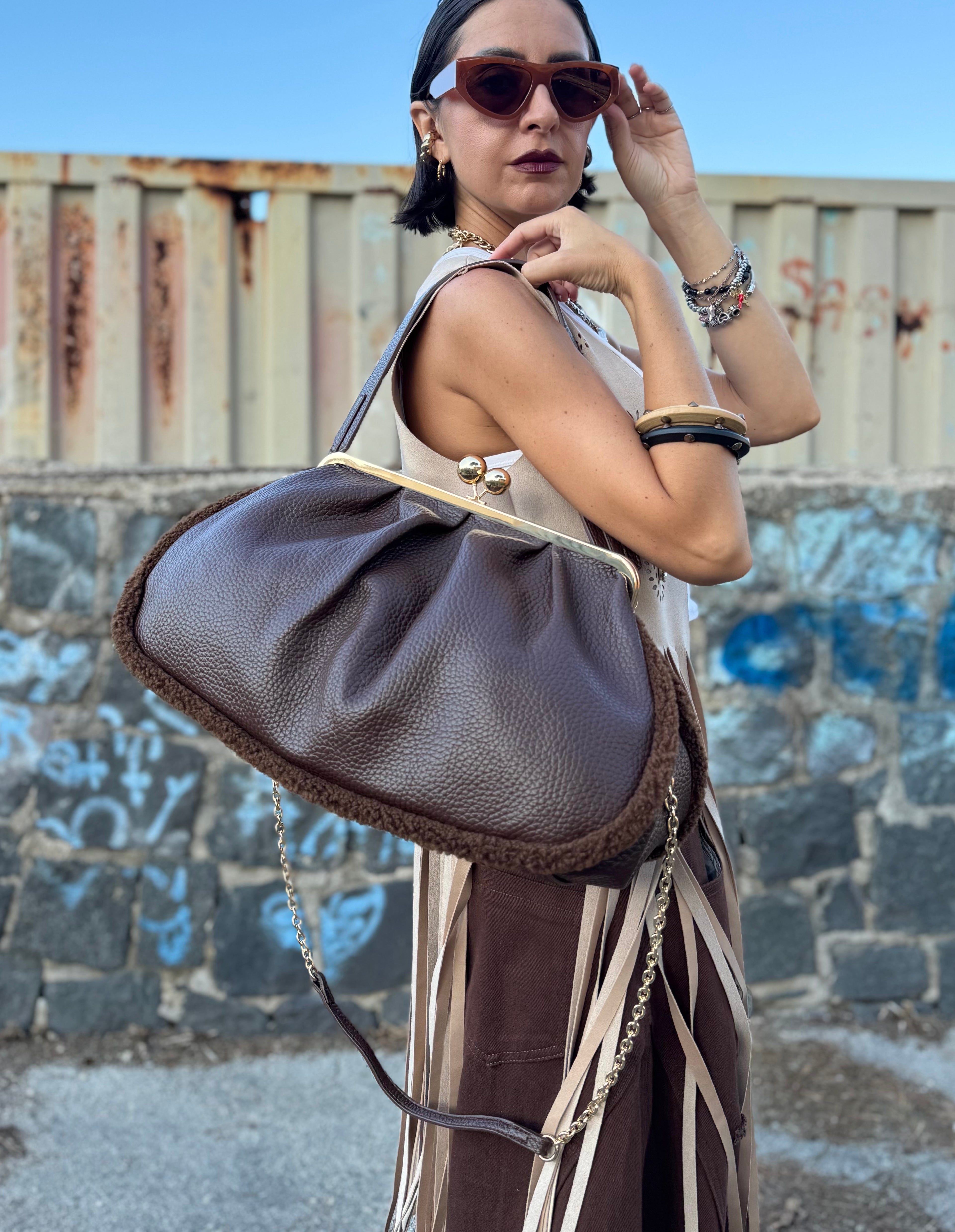 Maxi Clutch Cioccolato – Calda e raffinata