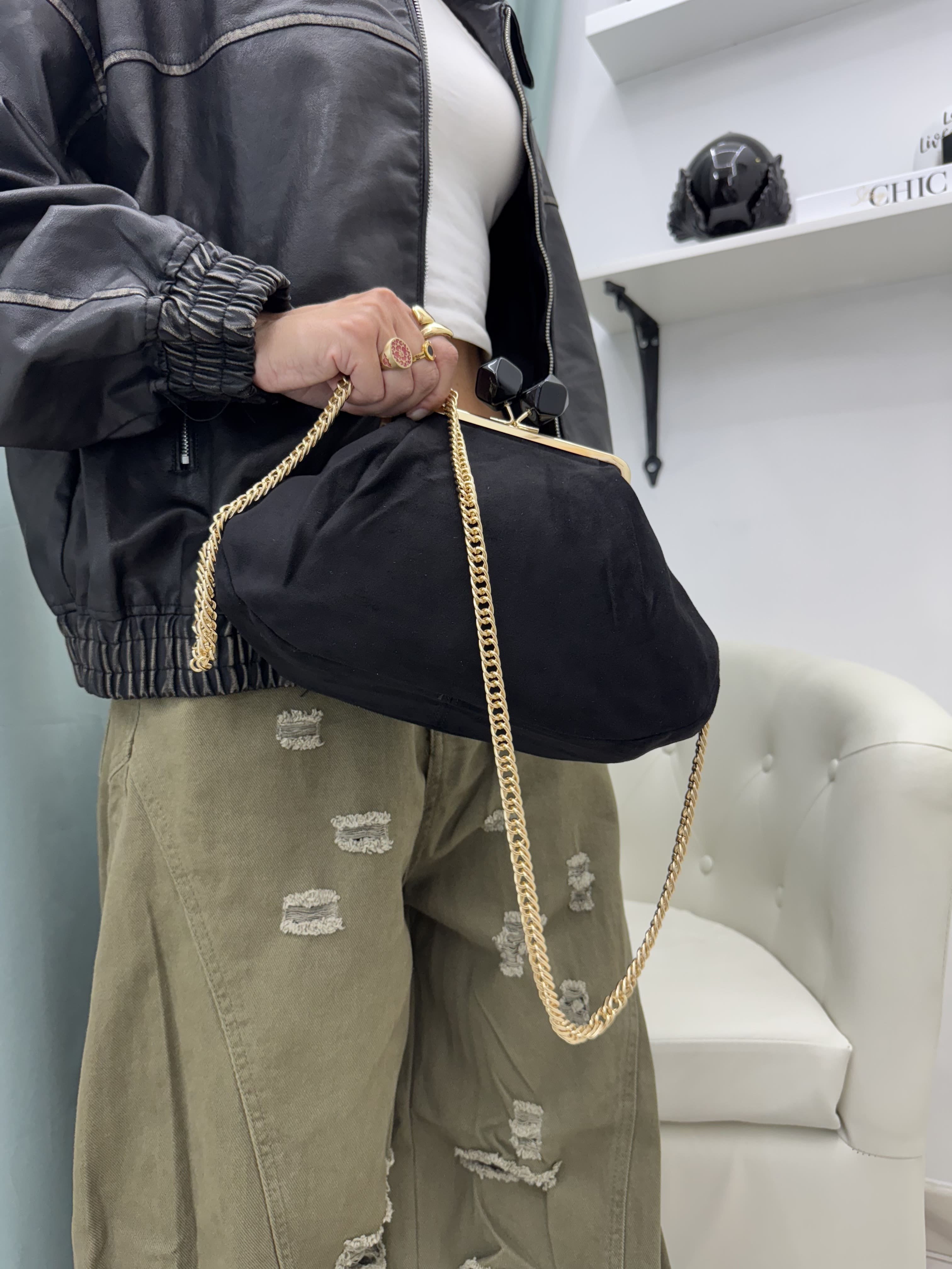 Clutch in Alcantara Tinta Unita con Tracolla Dorata – Nera