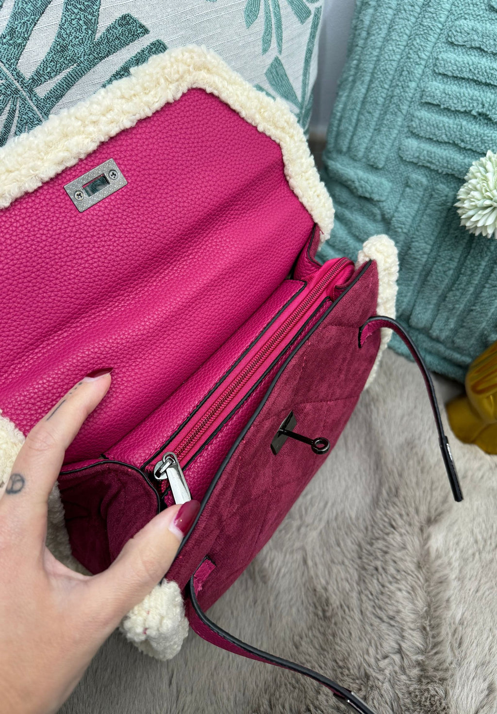 Borsa trapuntata in Alcantara con charmes colorati